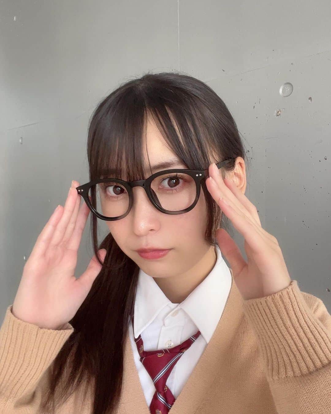 坂川陽香のインスタグラム：「👓→🤙🏻🩷  握手会2日間ありがとうございました！ 皆さんとやっと直接触れ合えることが出来て、今まで頑張ってきて良かった〜って思えました！😌😌💭  お話も色んな話題でとっても楽しかった〜沢山笑った！🫶🏻🫶🏻  また来月もよろしくお願いします！😉🩷  ちなみに今日は、ハロウィンが近いということで、制服コスプレをしました！🏫🎀 メガネからのギャップどうですか…？？ᵔ֊ᵔ  #坂川陽香 #06  #akb48  #握手会 #制服 #めがね女子」