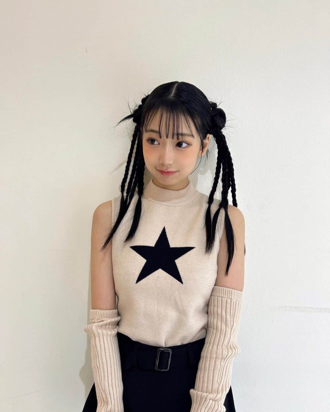 百田汐里のインスタグラム：「Japan models ありがとうございました💫🤍 いつもと違う感じのY2Kな衣装とヘアメイクにしてみた🫶🏻どうですか！？ 凄く盛り上げてくださって楽しくて幸せでした♡ また皆さんに会えるようにもっと頑張ります🩵✊🏻 ． ．  #y2k  #y2kfashion  #ヘアアレンジ  #fashion  #fashionstyle  #model #秋服コーデ #ootd  #make  #makeup  #nail  #셀카  #좋아  #좋아요  #머리  #얼스타그램 #메이크업  #오오티디 #일상」