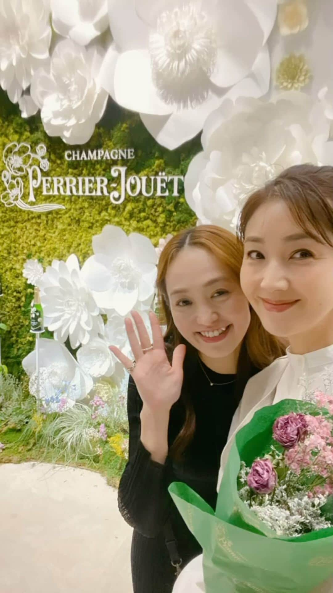 芦田桂子のインスタグラム：「ペリエジュエのPOP-UPイベント🍾 最終日に行ってきました @perrierjouetjp   エントランスからステキな装飾に感動✨ ヨーロッパのお花畑にいるようで フワフワした感覚に🌼  #perrierjouet お花の絵が描かれた ボトルやエチケット、箱を眺めるのも楽しい🌸  原宿駅の前に設営されて 海外からの観光客も多く 様々なイベントで盛り上がったとか 頑張ったね、あつこちゃん💖 @cbg_akko   冷たいシャンパン🥂 心に染みました おいしかった〜😊💕  #perrierjouet  #ペリエジュエ  #champagne  #シャンパン  #🍾 #thankyou  #芦田桂子」