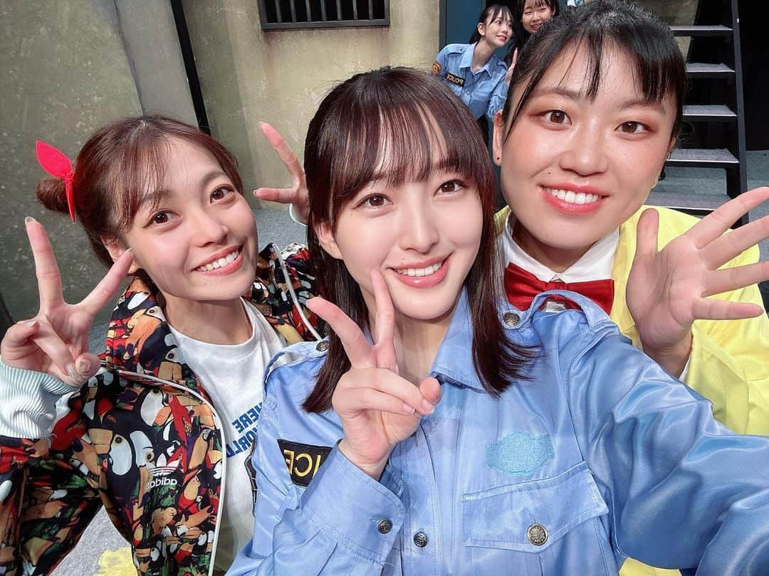 田島芽瑠さんのインスタグラム写真 - (田島芽瑠Instagram)「無事に千秋楽終わりました👏！！  五反田タイガー 13th Stage 『BORDER〜罪の道〜』お越しいただきありがとうございました✨  フラワースタンドや、楽屋花、初日祝いのお花までいただいたのにまさかの千秋楽まで！みんなありがとう😭  看守というなかなか珍しい役でしたが、誰かを恨んだり復讐する事って体力や覚悟が必要だしとても苦しいなって思いました。彩香を通して見た世界はとても苦しくて、稽古中とか本番終わったら頭が痛くなるぐらいでした。超えてはいけない道を超える人にも超えさせる人にもなりたくない。人に苦しみではなく幸せを与えられるそんな人になりたいと心から思いました。  彩香、私と出会ってくれてありがとう。あなたと向き合えた時間はかけがえのないものだったよ。頑張れ、彩香。ありがとう。  また皆さんに舞台で会えるのを楽しみにしています！次はクリスマスキャロル！鼻声治さなきゃーーー😭 ゆっくり休んで寝ます！ありがとうございました！！」10月29日 20時05分 - meru_chan_official