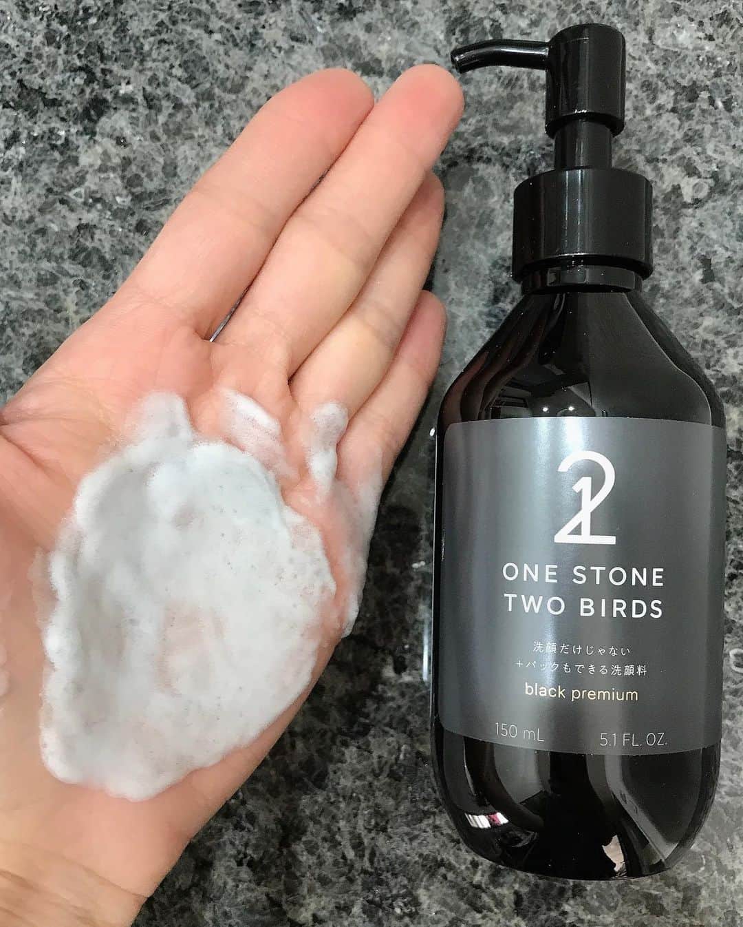 葵さんのインスタグラム写真 - (葵Instagram)「先日のロフトコスフェスで出会いました、One stone two birds さま✨ @onestone_twobirds.official   大人気クリエーターユニット、くれいじーまぐねっとコラボの限定パッケージの、 スキンケアクレンジングモイストと ブラックプレミアムを使ってみたよ！  スキンケアクレンジングオイルは、美容成分配合、するするとメイクが落ちて洗いやすいです。 毛穴汚れや黒ずみなどが小鼻つるつるに✨　  ブラックプレミアムは以前ブラックタイプを使ったことがありますが、こちらパックもできるんです！ 肌の上で泡泡になるので、パックとして2分放置！ 洗い流したあと、ぜひ肌の違いを実感してもらいたい！ より頑固な毛穴の黒ずみやごわつきにはこちらおすすめです。 会場ではあやかさんとお会いできてよかった✨ @aya_natsu.pr  引き続き使い続けていきます！  #PR#ロフトコスメ #おすすめクレンジング #クレンジングオイル#洗顔#洗顔ケア」10月29日 20時15分 - dolphin_coconut