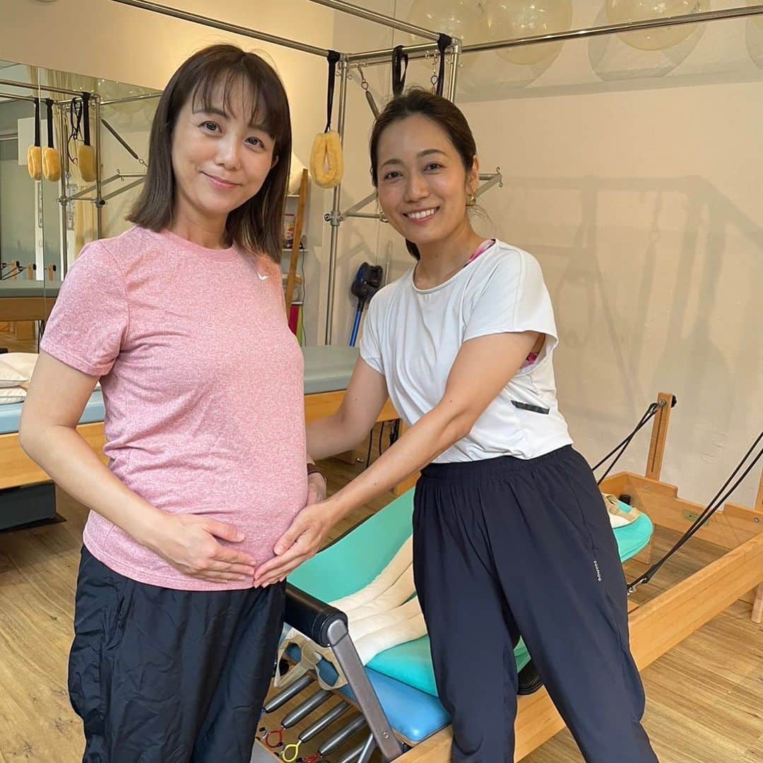 福田萌さんのインスタグラム写真 - (福田萌Instagram)「シンガポールでの私の妊婦期間を支えてくれたピラティスのひとみ先生✨  ここまで順調で元気な妊婦生活を送れたのは、週に1回のピラティスで身体を整えられたからです💓🤰  長女の出産前から日本で習っていたピラティスを、シンガポール移住後は諦めていました。 そんな中、ひとみ先生の存在を知り、また私の身体は元気を取り戻しました！  マタニティピラティスの知識もお持ちのひとみ先生のおかげで、妊婦期間もリラックスしながら無理なく身体を動かせてハッピーでした✨ また産後もお世話になりたいです。  妊婦さんだけでなく、ケガの経験のある方や、元気になりたいすべての人に！ ひとみ先生のピラティスをおすすめします。 シンガポールだけでなく、日本からもオンライン受講できるそうです。  @hitomi_singapore」10月29日 20時08分 - fukuda.moe