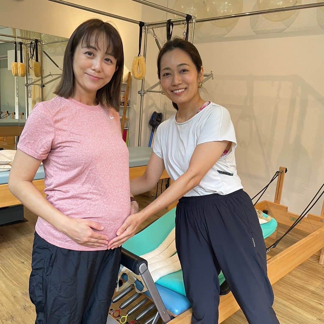 福田萌のインスタグラム：「シンガポールでの私の妊婦期間を支えてくれたピラティスのひとみ先生✨  ここまで順調で元気な妊婦生活を送れたのは、週に1回のピラティスで身体を整えられたからです💓🤰  長女の出産前から日本で習っていたピラティスを、シンガポール移住後は諦めていました。 そんな中、ひとみ先生の存在を知り、また私の身体は元気を取り戻しました！  マタニティピラティスの知識もお持ちのひとみ先生のおかげで、妊婦期間もリラックスしながら無理なく身体を動かせてハッピーでした✨ また産後もお世話になりたいです。  妊婦さんだけでなく、ケガの経験のある方や、元気になりたいすべての人に！ ひとみ先生のピラティスをおすすめします。 シンガポールだけでなく、日本からもオンライン受講できるそうです。  @hitomi_singapore」