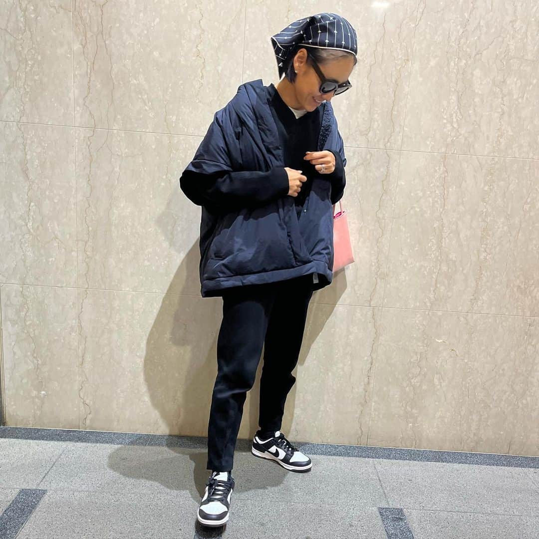 のインスタグラム：「today's... #ootd  #akcloset   姉さんのブラックコーデに合わせて🤭 Tシャツもだけど、パンツがとにかく履き心地が良いらしい🙆 母ちゃん嬉しい限り☺️」