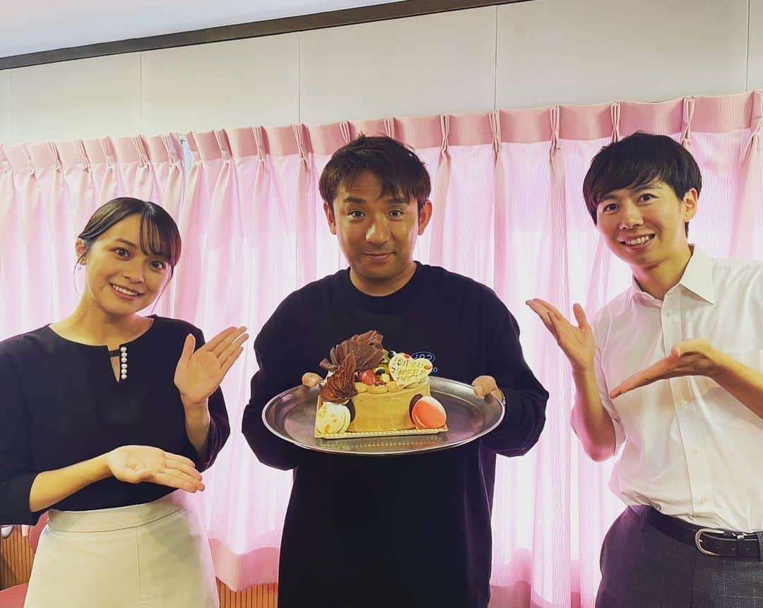 滝澤悠希のインスタグラム：「きょうは、 酒井さんの４０歳の誕生日🎂 ヌンヌンヌーンでも、 お祝いさせていただきました！  杉本アナは地元の日本酒をプレゼント✨ 私は手作りのお箸と藍染めのハンカチを渡しました😓  プレゼント渡せたし、 杉本母のとんかつはめちゃくちゃおいしかったし、 なんだかきょうは ずーーっとポカポカしています！！  #ヌヌヌ #ヌンヌンヌーン  #sbs #sbsラジオ #静岡放送  #静岡県 #静岡  #アルピー #酒井健太 さん #杉本真子 #アナウンサー  #誕生日 #おめでとうございます #誕生日プレゼント #プレゼント #40歳」