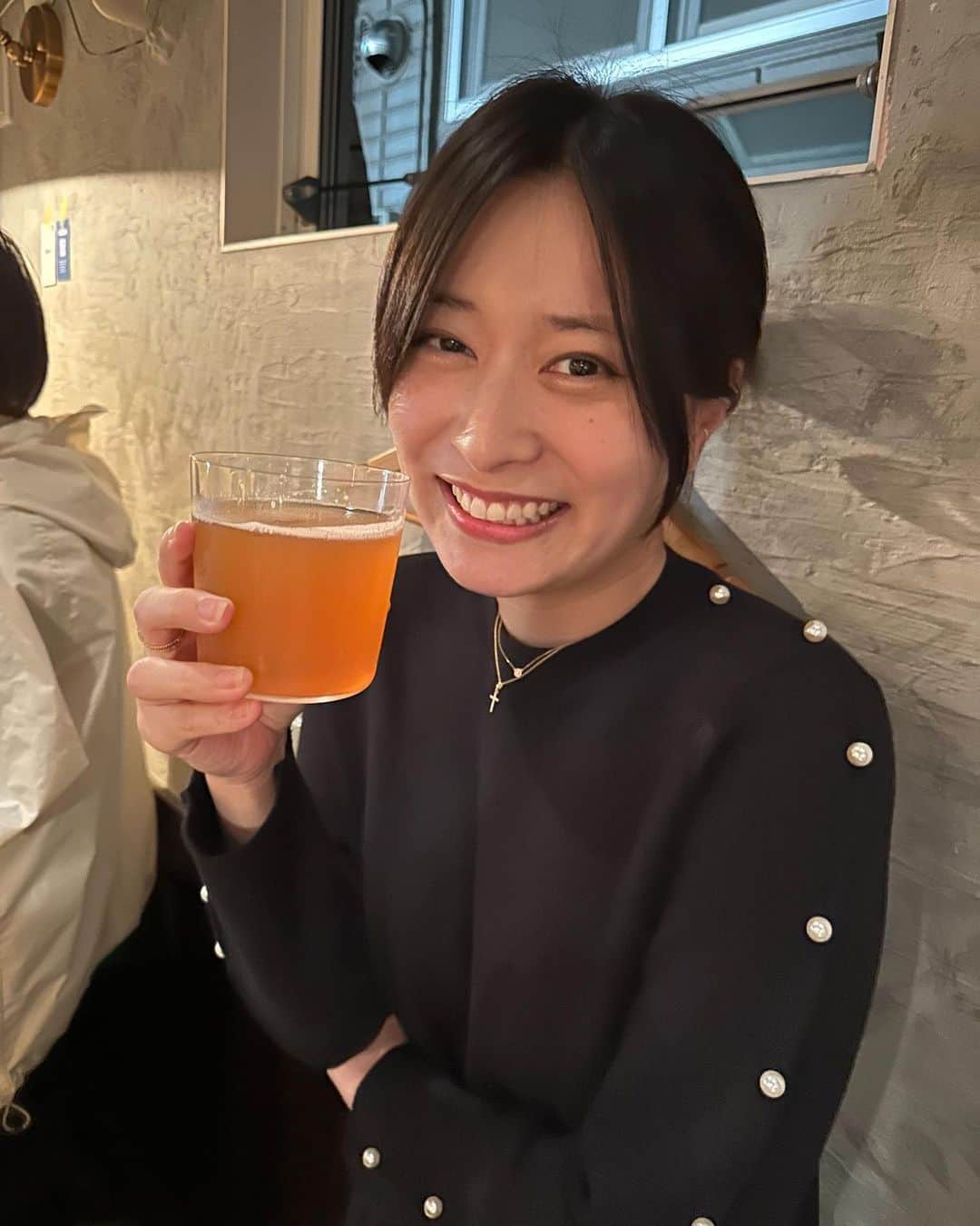 後藤郁のインスタグラム：「お呼ばれしたので、クラフトビールをいただいてきたよん🍺  普段ビールは飲まないけど、香りと味の幅の広さに感動した！ 種類が豊富なので、これから嗜んでいこうかな♪  ちなみに私は、お食事(おつまみ)がないとお酒が呑めないタイプなので、お酒オンリーで呑めるかたに憧れる。笑  投稿用の写真を撮るためにも、頑張って出かけねば😂」