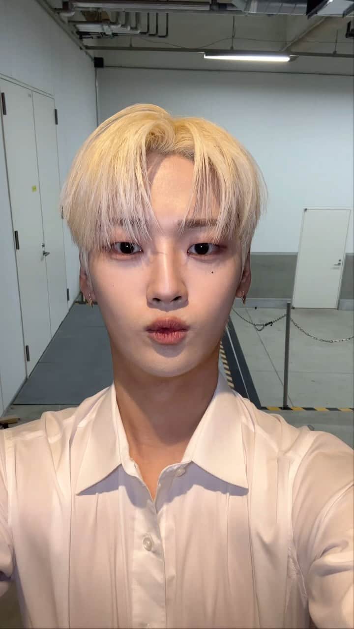 WEiのインスタグラム：「밈을 선도하는 막내즈😎 (워씽시 라이브ver.)  #위아이 #WEi #강석화 #김준서  #KANGSEOKHWA ‬#KIMJUNSEO  #워씽시_챌린지」