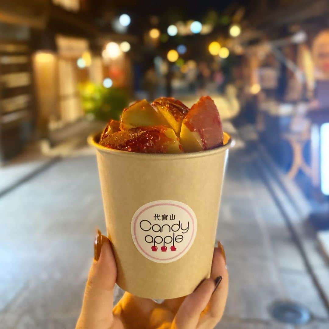 machiのインスタグラム：「最近のハマり物のりんご飴🍎  もう何年も前に流行って今では美味しいスィーツ定番になってるのかもだけど私は極々最近、初めて食べました。 可愛いし映えるしで流行ってるのかと思いきや、めちゃくちゃ美味しい！！何これ！！とびっくり。 特に紅茶フレーバーのが美味しくて、美味しい美味しい言うてる間に無くなっちゃいました笑  京都の河原町通りにもお店できたから買いやすくなったので、京都行った時にまた食べるんだ〜。楽しみ。」