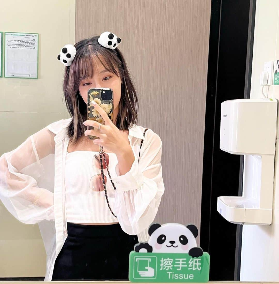 海老沢恵莉香のインスタグラム：「Orang2 pada cosplay... tahun ini aku ga cosplay apa2 jadi post foto bulan lalu pas cosplay jadi panda🐼  みんなのハロウィンコスプレ投稿に便乗していつしかのパンダになった時の写真あげとく」