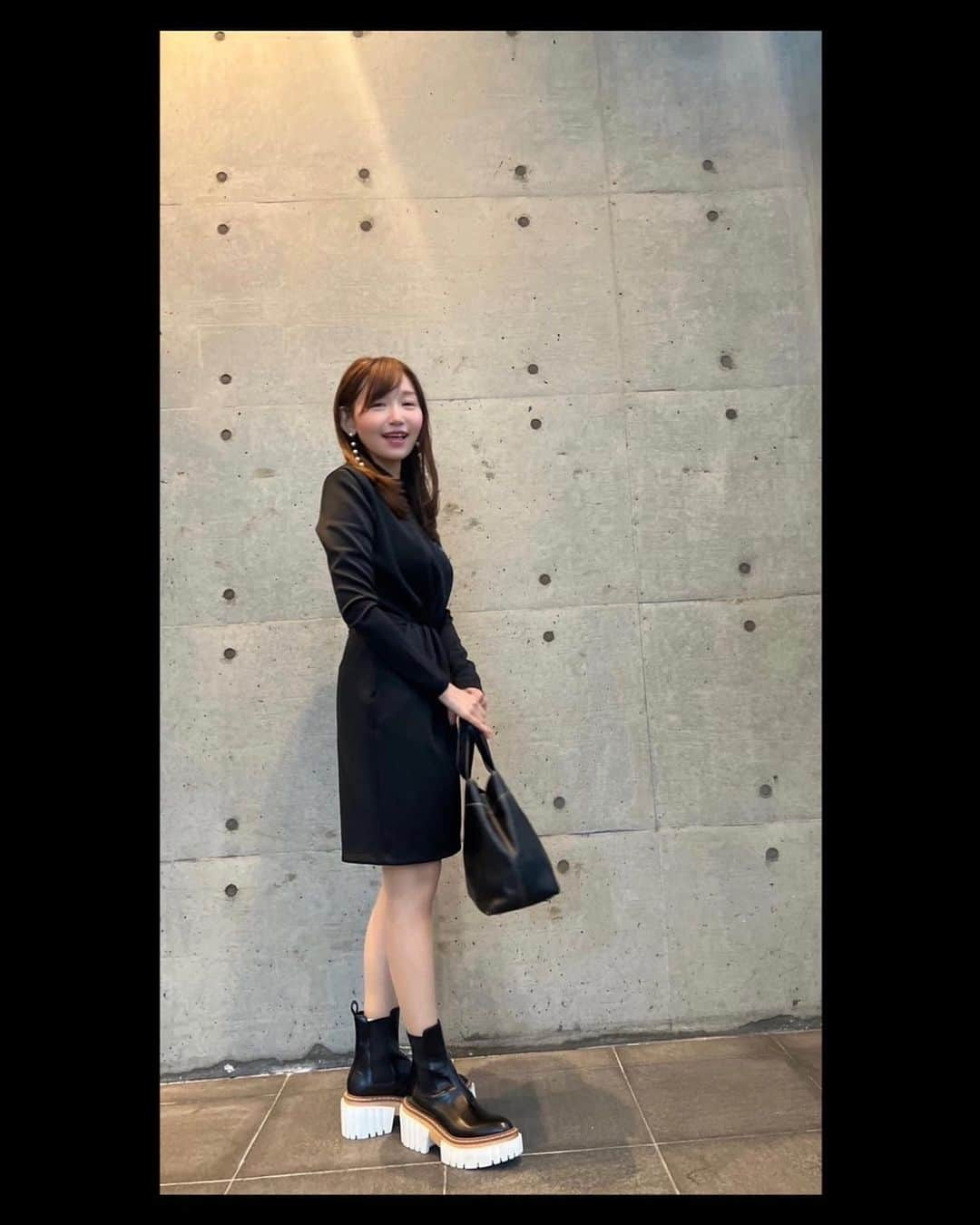 開高明日香さんのインスタグラム写真 - (開高明日香Instagram)「何年ぶりだろう。。。 とっても久しぶりにお墓参りへ。  本当はまめに行かなきゃなんだけど。。。 今度今度と思いながら月日が流れてしまってた。  １０年以上ぶりに叔父や叔母にも会えて嬉しかったなぁ🫧 父の弟である叔父には、父が病気の時、私、毎日のように病院帰り泣きながら電話してお話聞いてもらってた。 会うと、一瞬で子供の頃の姪っ子の顔になる私🤭 そして、その父はといえば、今はお陰様でとーーーっても元気✨  叔父も叔母も、もうみんなおじいちゃんおばあちゃんになってしまっていたけど。 みんな元気に長生きしてほしいです☺️  てことで⁉️ たまにはOOTDぽいことを😋  ワンピース @markuslupfer  シューズ @stellamccartney  バッグ @chanelofficial   ワンピースのブルーのお花の刺繍が可愛いのです💙  #ootd #code #お墓参り」10月29日 20時13分 - asukakaiko