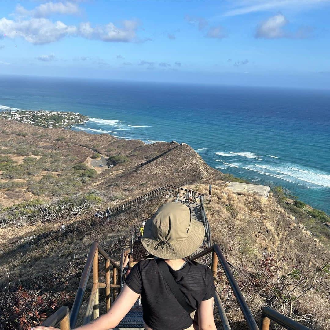 エムエムさんのインスタグラム写真 - (エムエムInstagram)「・ ハワイVLOG完結しました🌴 編集しながら余韻に浸ってたからその時間が無くなってしまうの少し悲しいけどまた絶対に行くんだ！！待っててハワイ！！🥹」10月29日 20時14分 - emu_emu3320