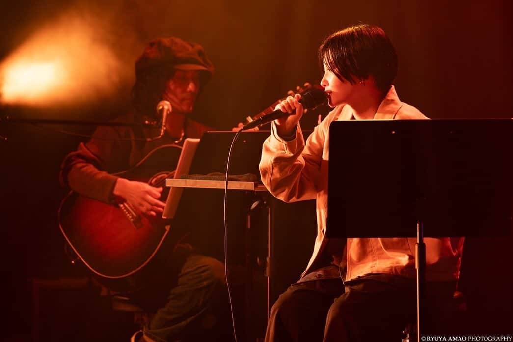 佐藤千亜妃さんのインスタグラム写真 - (佐藤千亜妃Instagram)「なんだかエモくなっちゃうライブでした。観てくれたみんな、ありがとうございました😊 お客さんひとりひとりの顔を見ながら、歌っていいなあ、心が救われていくなあ、と思いながら歌ってました。温かい拍手とても嬉しかったよ〜◎ chilldspotえがったね！！  “SUPERNOVA KAWASAKI”OPENING SPECIAL 1 MONTH〜acoustic night 2〜  1. S.S.S. 2. 線香花火 3. 金木犀の夜 4. 橙ラプソディー 5. Cheers！Cheers！ 6. IN&OUT 7. 1DK 8. クロノスタシス(比喩根さんコラボ) 9. 夜をループ  素敵なライブハウスでした！！川崎でまたやりたい🌃 @supernova_kawasaki」10月29日 20時24分 - chiaki_sato0920