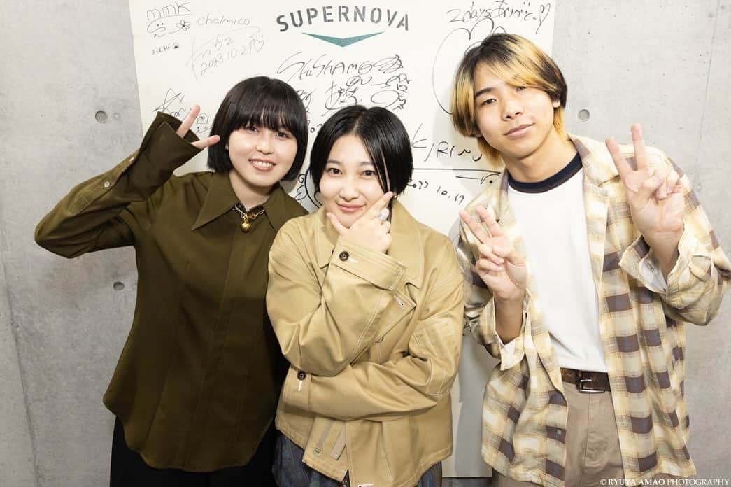 佐藤千亜妃さんのインスタグラム写真 - (佐藤千亜妃Instagram)「なんだかエモくなっちゃうライブでした。観てくれたみんな、ありがとうございました😊 お客さんひとりひとりの顔を見ながら、歌っていいなあ、心が救われていくなあ、と思いながら歌ってました。温かい拍手とても嬉しかったよ〜◎ chilldspotえがったね！！  “SUPERNOVA KAWASAKI”OPENING SPECIAL 1 MONTH〜acoustic night 2〜  1. S.S.S. 2. 線香花火 3. 金木犀の夜 4. 橙ラプソディー 5. Cheers！Cheers！ 6. IN&OUT 7. 1DK 8. クロノスタシス(比喩根さんコラボ) 9. 夜をループ  素敵なライブハウスでした！！川崎でまたやりたい🌃 @supernova_kawasaki」10月29日 20時24分 - chiaki_sato0920