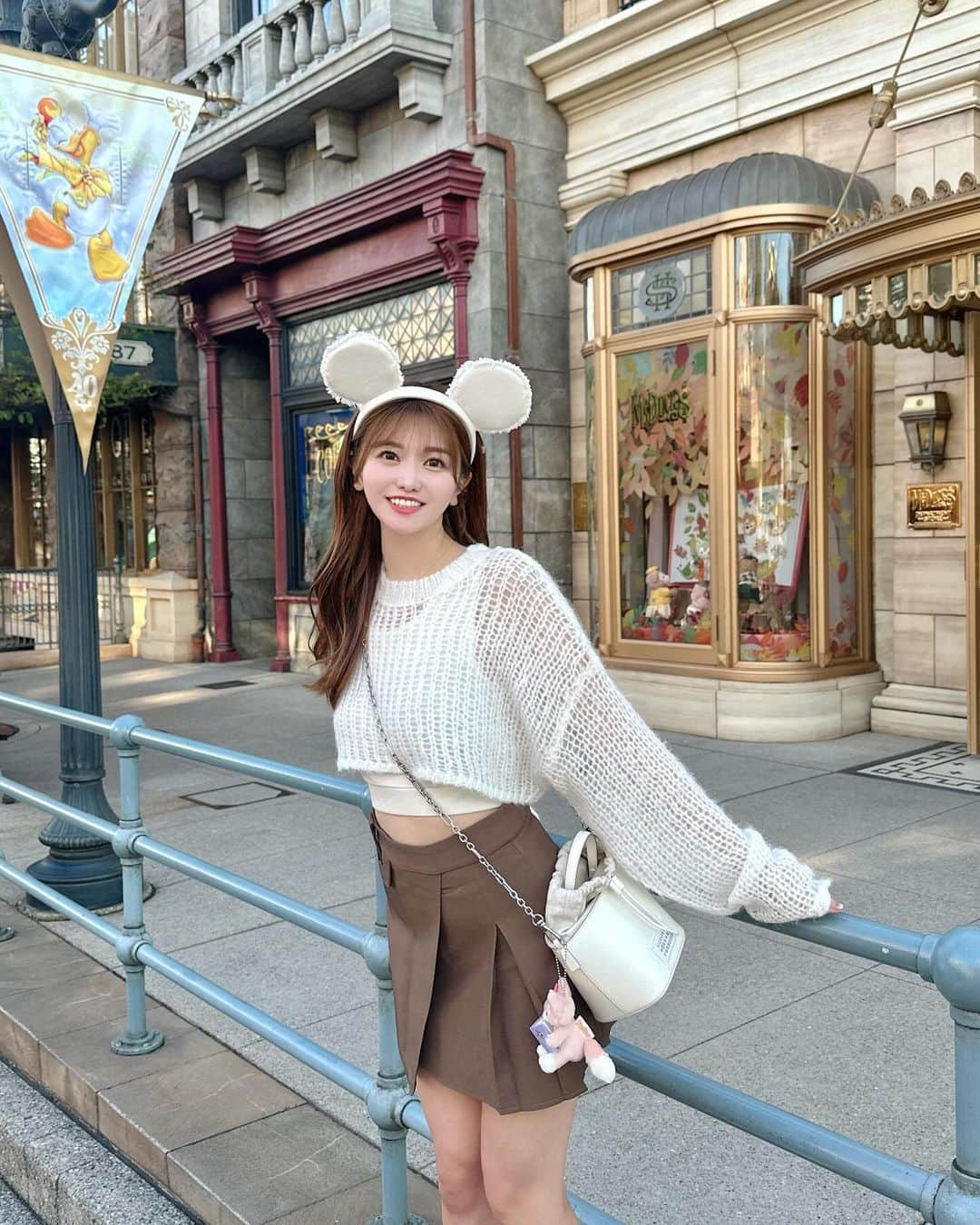 natsumiのインスタグラム：「しあわせDisney🐭🎃♡ ㅤㅤㅤㅤㅤㅤㅤㅤㅤㅤㅤㅤㅤ uggのくつ最近大活躍すぎて買ってよかった⸌⍤⃝⸍！ ひなひとお揃いしたからまたのせる〜！ ㅤㅤㅤㅤㅤㅤㅤㅤㅤㅤㅤㅤㅤ まだロン毛のときの写真だよ👊🏻 ㅤㅤㅤㅤㅤㅤㅤㅤㅤㅤㅤㅤㅤ ㅤㅤㅤㅤㅤㅤㅤㅤㅤㅤㅤㅤㅤ ㅤㅤㅤㅤㅤㅤㅤㅤㅤㅤㅤㅤㅤ #tokyodisneysea #ディズニーシー #ミニーちゃん #ootd #code #shein購入品 #chico #秋服コーデ」