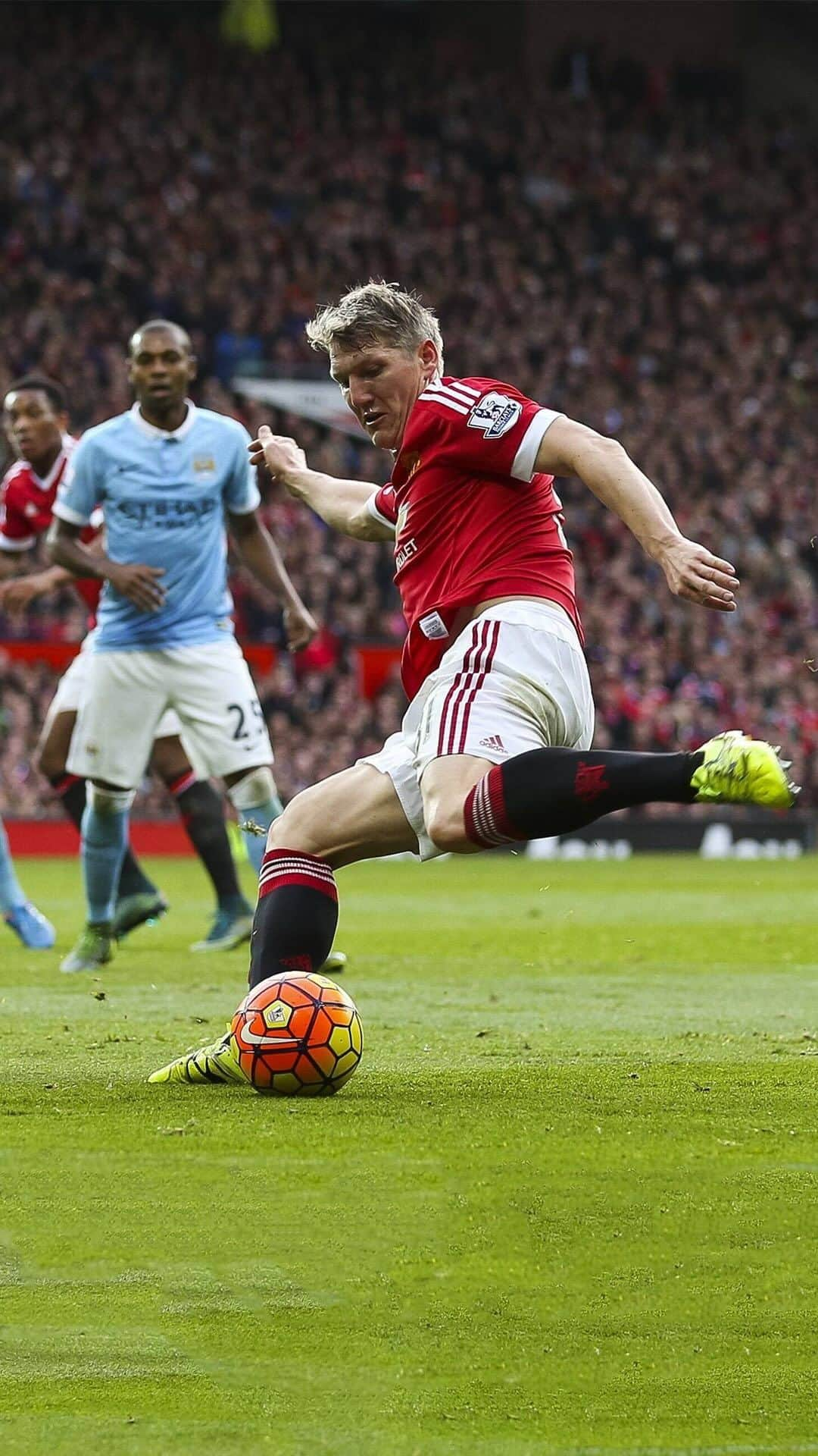 バスティアン・シュヴァインシュタイガーのインスタグラム：「It’s Manchester Derby! Come on @manchesterunited 💪🏼🔴」