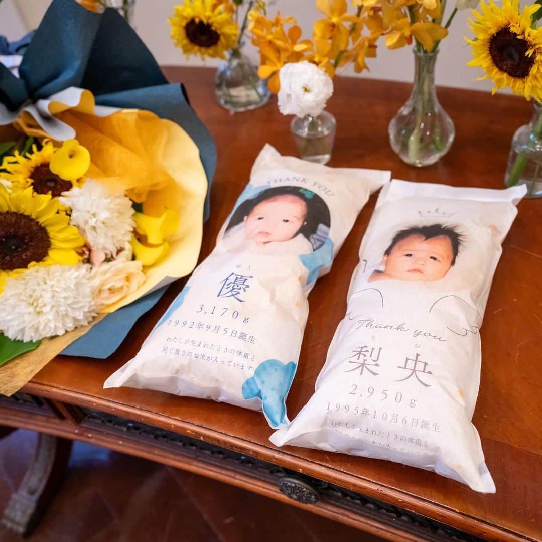 アートグレイスウエディングコースト大阪さんのインスタグラム写真 - (アートグレイスウエディングコースト大阪Instagram)「両親記念品🎁  両親への記念品贈呈は披露宴の結び  両親への記念品は「今まで育ててくれてありがとう」と 感謝の気持ちを表したものです  本日の投稿では両親記念品をご紹介します！ おふたりの生まれた時の体重の重さの ウエイトベア🧸やウエイト米🌾 子育て感謝状🏵️やアルバム📖などがとっても人気です✨  ＿＿＿＿＿＿＿＿＿＿＿＿＿＿＿＿＿＿＿＿＿＿＿＿  ▼ブライダルフェアのご予約はTOPページURL もしくはDMより、ベストレート保証でご案内いたします  @art_grace_wedding_coast  ＿＿＿＿＿＿＿＿＿＿＿＿＿＿＿＿＿＿＿＿＿＿＿＿  #両親記念品#結婚式記念品#ウエイトベア#ウエイト米 #子育て感謝状#子育てアルバム#オリジナルウエディング #ウエディングフォト#結婚式#アートグレイスウエディングコースト #アートグレイスウエディングコースト大阪#大阪結婚式場 #ゼクシィ#ハナユメ#プレ花#関西花嫁#結婚式写真#大阪花嫁 #ブライダルフェア#ブライダルフォト」10月30日 18時00分 - art_grace_wedding_coast