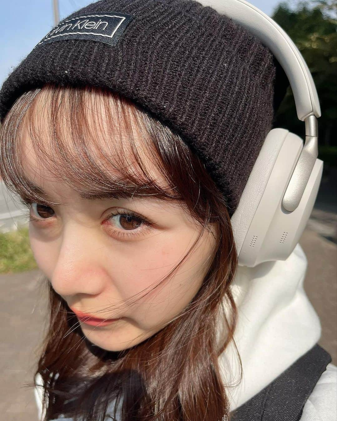 西脇梨紗のインスタグラム：「. ヘッドホンから感動を受け取る生活🎧  #bose #boseheadphones #headphones #ヘッドホン #ヘッドホン女子 #ヘッドホンコーデ #calvinklein #ニット帽 #ストリートファッション #ストリート系女子 #ストリートコーデ #fashion #ootd #selfie #ナチュラルメイク」