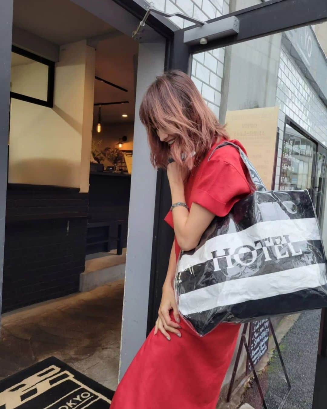 山田優さんのインスタグラム写真 - (山田優Instagram)「@nave_jp の この赤いセットアップを 無性に着たくなって！w  shoesとbagはモノクロにしました♡ @jilsander @the_weekend_hotel  ネックレスは @affect_jp ♥️」10月29日 20時17分 - yu_yamada_