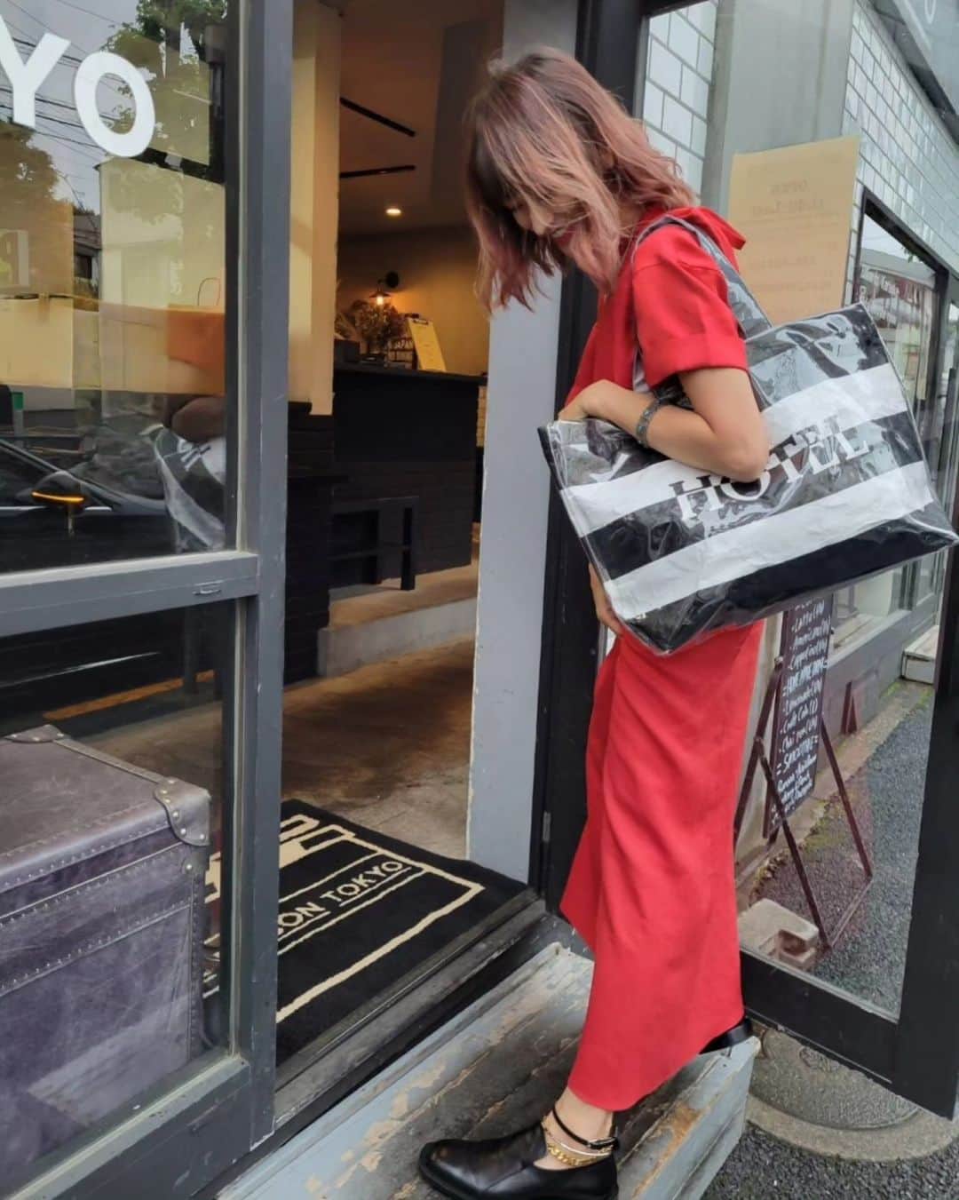 山田優さんのインスタグラム写真 - (山田優Instagram)「@nave_jp の この赤いセットアップを 無性に着たくなって！w  shoesとbagはモノクロにしました♡ @jilsander @the_weekend_hotel  ネックレスは @affect_jp ♥️」10月29日 20時17分 - yu_yamada_
