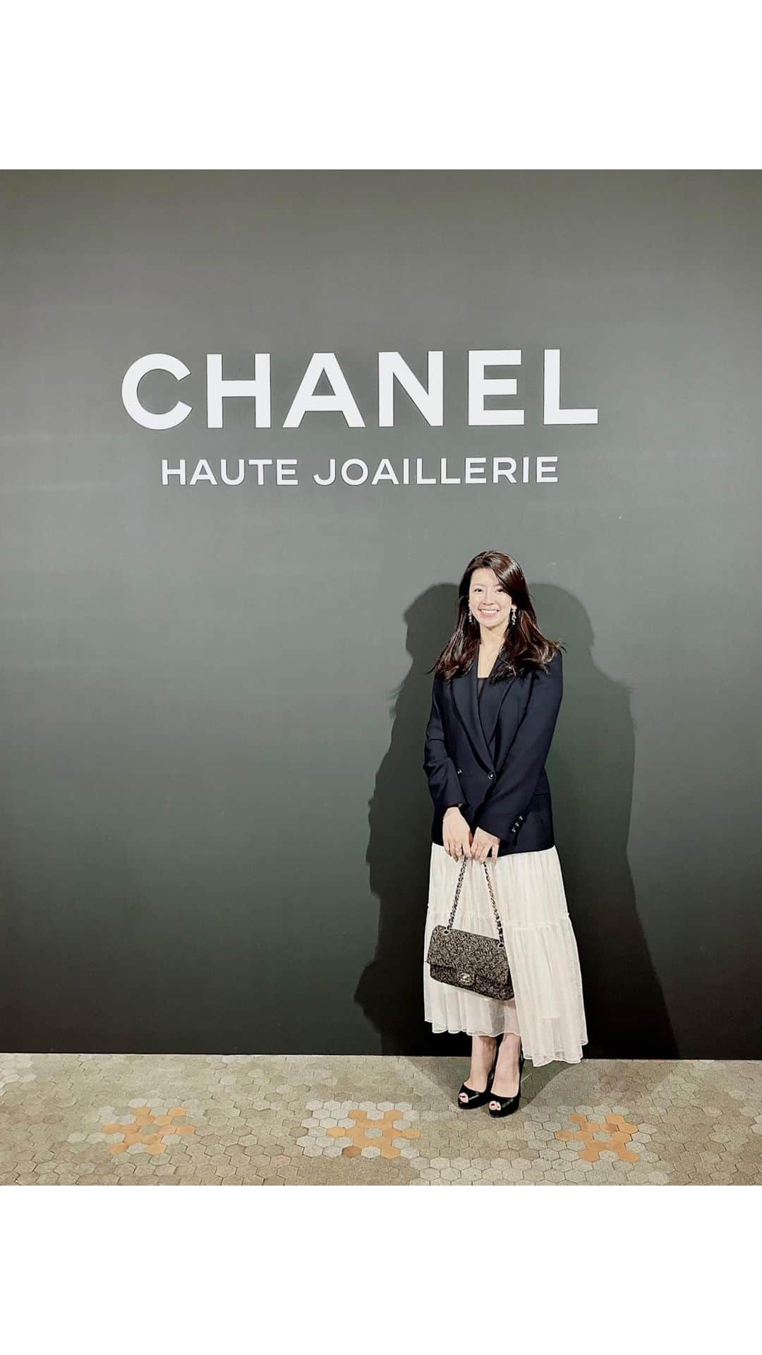 三浦マキのインスタグラム：「CHANEL High Jewelry Collection. 3日間のためだけに再現された、素晴らしいCoco CHANELの世界。特別にご招待いただきました💍  時代を切り拓き、女性のファッションを開放したCocoはジュエリーの世界でも革新的だった…  いつの時代も魅力してやまないCHANEL🖤 特別すぎる時間と心まで豊かになれるほどの、眩くて美しいジュエリーと空間に心まで豊かな気持ちに。  ますますCHANELのファンになりました🤍 素晴らしい時間をありがとうございました✨  Special thanks @ericeric514🖤 wiz @eclat_eriko   #chanel  #cocochanel #coco #highjewerly #chaneljewelry #diamond #京セラ美術館」