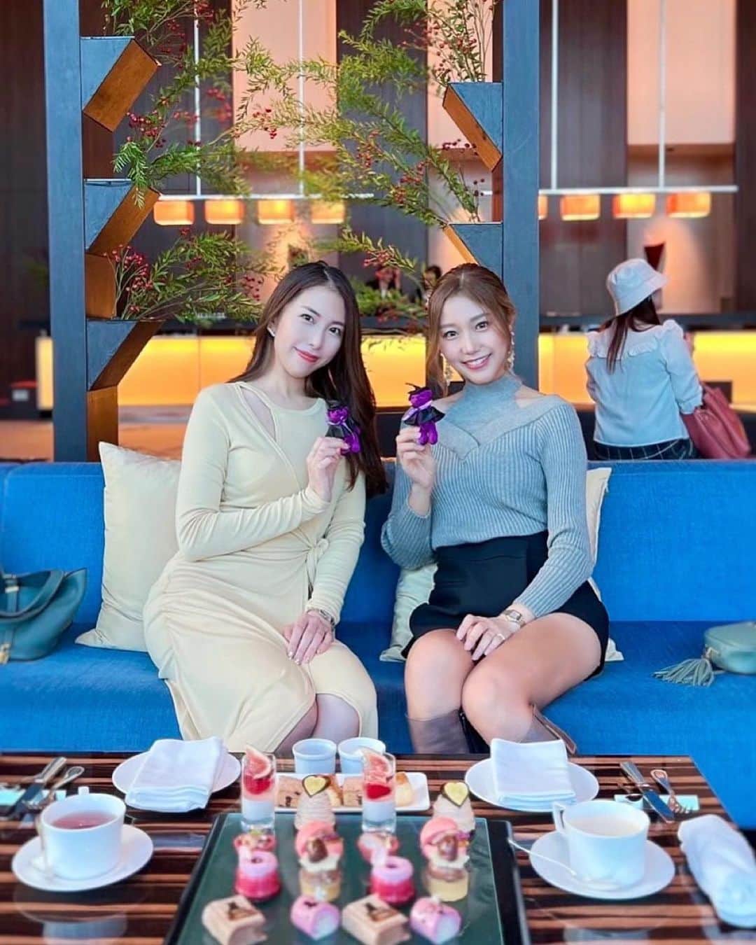武田奈津美のインスタグラム：「ハッピーハロウィン🎃🍬  まみたんとアフタヌーンティーへ🫖🤍 @conrad_tokyo でハロウィンアフタヌーンがやってたよ🎃🧁 ハロウィンベアも貰えました🐻🤍🤍🤍  #ハロウィン #アフタヌーンティー #コンラッド東京 #halloween #afternoontea #東京ホテル #tokyo」