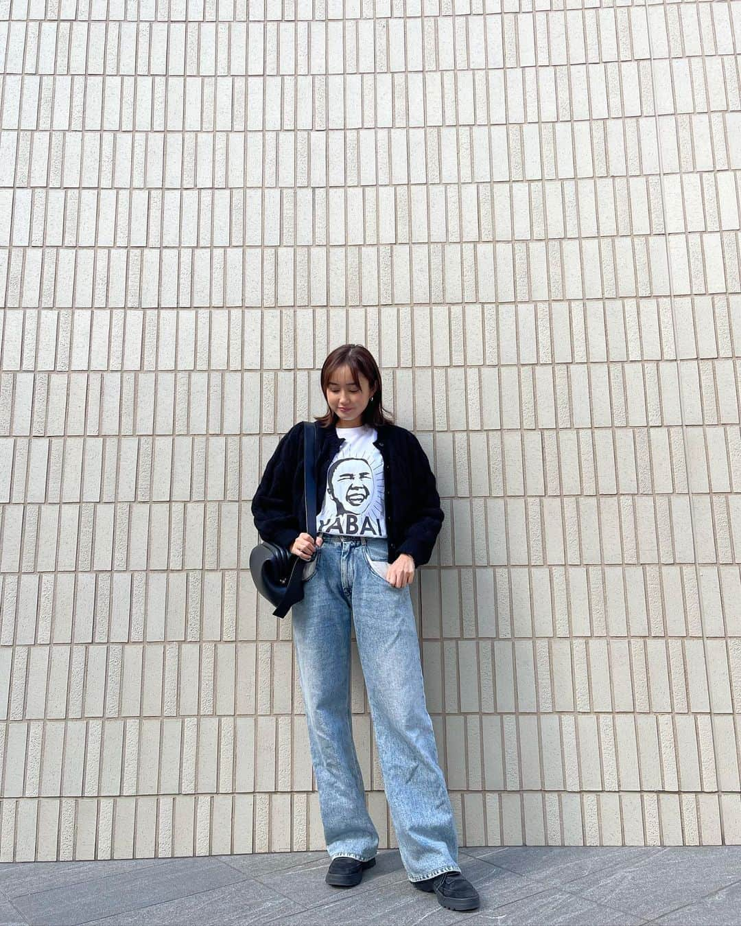 浜﨑日香里さんのインスタグラム写真 - (浜﨑日香里Instagram)「⁡ サウナノアナ初の公式グッズ 「YABAI」Tシャツが発売になりましたー！ ありがたいことに既に売れ行きは好調とのことで、 買ってくださった方、本当にありがとうございます😭🩷 ⁡ 一瞬目を疑うと思いますが、 水風呂を頭からぶっかけてる瞬間の私です😂😂 ⁡ 最初このデザイン見た時YABAIって思ったんですが、 見れば見るほど、あれオシャレかも？って思ったり、 普通に私服にも合わせられます🤍笑 コーデ組んでみたので、ぜひ参考にしてみてくださいね🩷 どのコーデが好きですか？🥰 ⁡ サイズはS〜XLで、 送料込・税込で3500円です！ 私はX Lを着ていますが、個人的には  Lをゆるっと着るのがおすすめです🤍 ⁡ 到着は12月20日で少し先ですが、 クリスマスプレゼントになりますように🤣🎄🎁 ⁡ 購入は、私のプロフィール欄に URLを貼っています！ 随時ストーリーにもアップします✨ ⁡ ぜひお揃いにしましょー！！🩷」10月29日 20時19分 - hamasaki_hikari