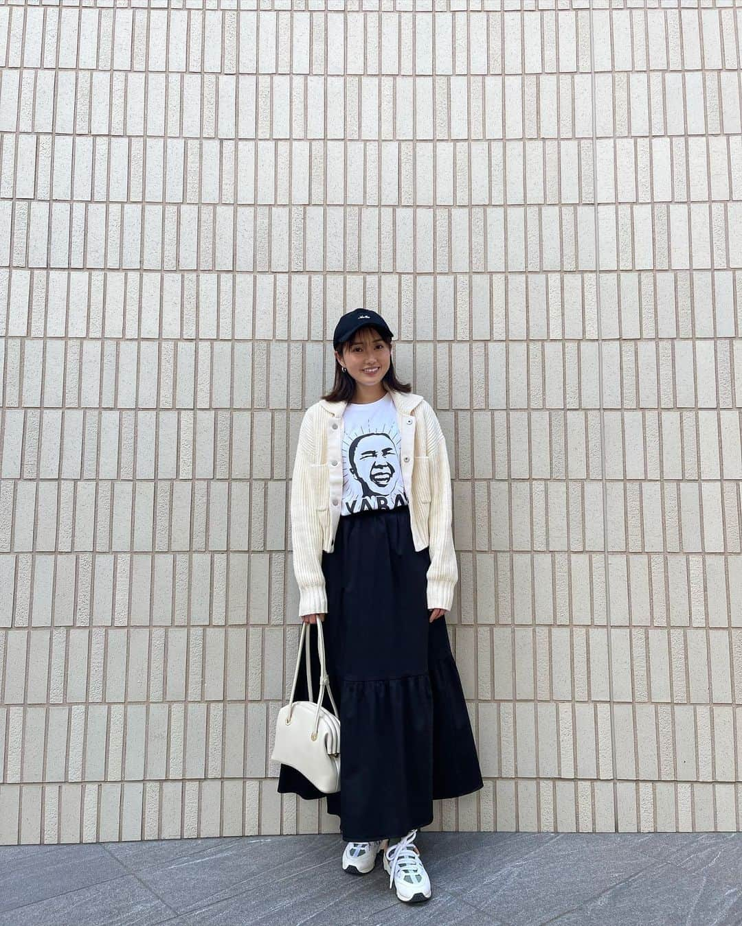 浜﨑日香里さんのインスタグラム写真 - (浜﨑日香里Instagram)「⁡ サウナノアナ初の公式グッズ 「YABAI」Tシャツが発売になりましたー！ ありがたいことに既に売れ行きは好調とのことで、 買ってくださった方、本当にありがとうございます😭🩷 ⁡ 一瞬目を疑うと思いますが、 水風呂を頭からぶっかけてる瞬間の私です😂😂 ⁡ 最初このデザイン見た時YABAIって思ったんですが、 見れば見るほど、あれオシャレかも？って思ったり、 普通に私服にも合わせられます🤍笑 コーデ組んでみたので、ぜひ参考にしてみてくださいね🩷 どのコーデが好きですか？🥰 ⁡ サイズはS〜XLで、 送料込・税込で3500円です！ 私はX Lを着ていますが、個人的には  Lをゆるっと着るのがおすすめです🤍 ⁡ 到着は12月20日で少し先ですが、 クリスマスプレゼントになりますように🤣🎄🎁 ⁡ 購入は、私のプロフィール欄に URLを貼っています！ 随時ストーリーにもアップします✨ ⁡ ぜひお揃いにしましょー！！🩷」10月29日 20時19分 - hamasaki_hikari