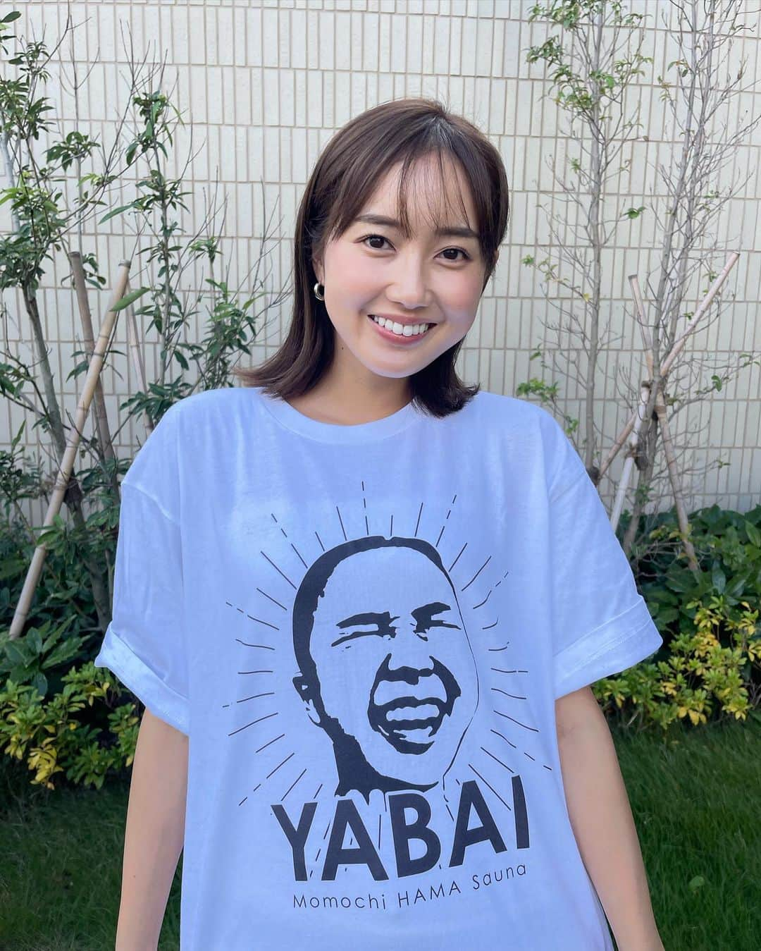 浜﨑日香里のインスタグラム：「⁡ サウナノアナ初の公式グッズ 「YABAI」Tシャツが発売になりましたー！ ありがたいことに既に売れ行きは好調とのことで、 買ってくださった方、本当にありがとうございます😭🩷 ⁡ 一瞬目を疑うと思いますが、 水風呂を頭からぶっかけてる瞬間の私です😂😂 ⁡ 最初このデザイン見た時YABAIって思ったんですが、 見れば見るほど、あれオシャレかも？って思ったり、 普通に私服にも合わせられます🤍笑 コーデ組んでみたので、ぜひ参考にしてみてくださいね🩷 どのコーデが好きですか？🥰 ⁡ サイズはS〜XLで、 送料込・税込で3500円です！ 私はX Lを着ていますが、個人的には  Lをゆるっと着るのがおすすめです🤍 ⁡ 到着は12月20日で少し先ですが、 クリスマスプレゼントになりますように🤣🎄🎁 ⁡ 購入は、私のプロフィール欄に URLを貼っています！ 随時ストーリーにもアップします✨ ⁡ ぜひお揃いにしましょー！！🩷」