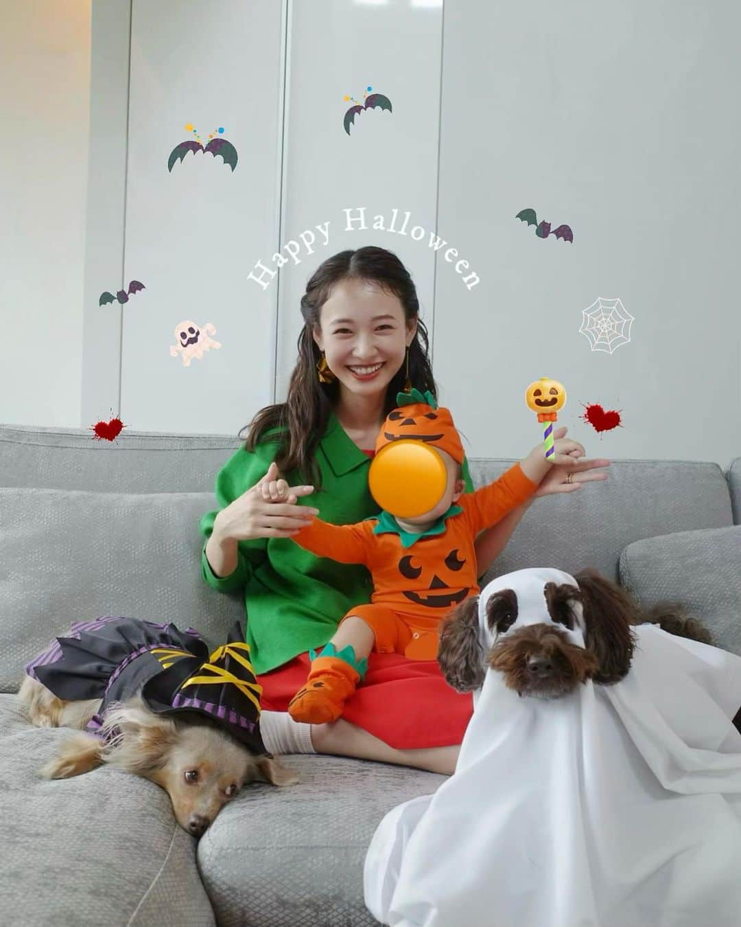 西川瑞希（みずきてぃ）のインスタグラム：「🎃🍭HAPPY HALLOWEEN👻🍭  親友ちゃんとわんこ達とプチパーティーしたのだけど、ね🫢息子くんのカボチャはサイズが少し小さくてパツパツで閉まらないボタンあったりね、ティアちゃんはいい子にお着替えしてくれたんだけど、リリーちゃんは仮装が嫌だったみたいで着替えたのにプンプンしながらソファーの下に隠れちゃってでてきてくれなくてね、親友のJくんはお化け役だったんだけどお菓子に夢中でね、私はまさかの頼んでいたと思ってた👗ものが頼めてなかったりね、でもお家にある1番派手そうなカラーを合わせたらカボチャカラーになったりね//  いろいろあったけど、どれもわたし達らしくて面白すぎるねといっぱい笑った時間でした✨あぁたのしくて1日があっという間だったなぁ🧡  ちなみに当日のパーティーは息子くん蜂さん🐝になる予定！  #happyhalloween #halloween #mizukifamily_」