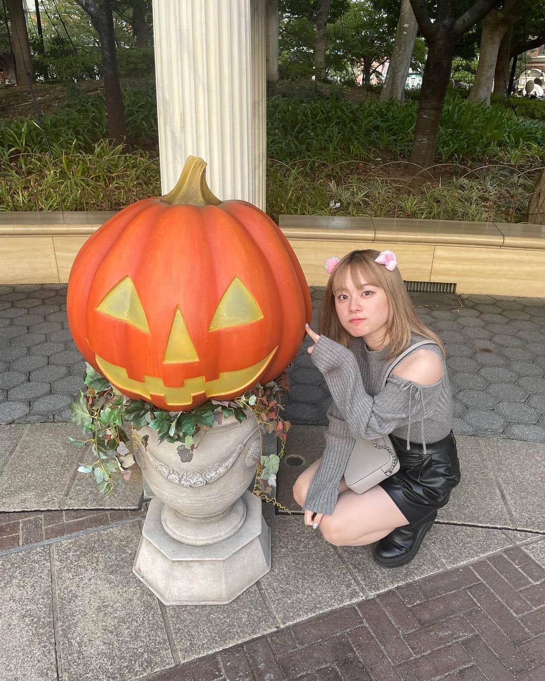 平瀬美里のインスタグラム：「ハロウィンが終わる前に、！！ Dハロ行ってきたよ🎃 ⁡ 何枚目が好き？」