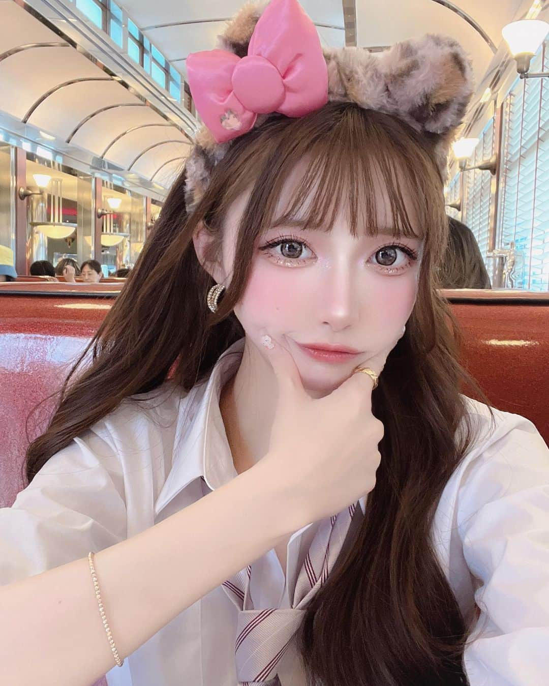 あやちゃんさんのインスタグラム写真 - (あやちゃんInstagram)「🎀キティネイル🍎 みてー！カチューシャの柄に合わせてヒョウ柄にしたの💖  #ユニバーサルスタジオジャパン #ユニバ #ユニバコーデ #ユニバカチューシャ #ユニバハロウィン #ユニバフード #制服ユニバ #キティコーデ #キティネイル #制服コーデ #usjコーデ #usjハロウィン  #ルーズソックス #y2k #ネイルデザイン #ピンクネイル #ギャルコーデ #ヒョウ柄ネイル」10月29日 20時21分 - aya.you.love.r