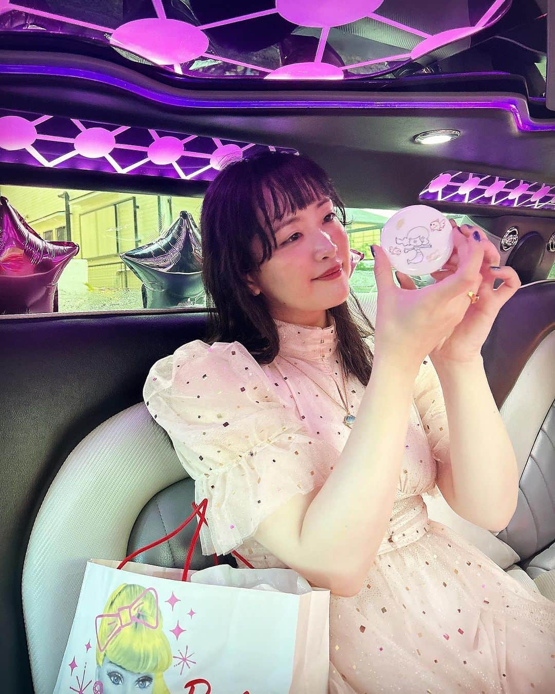 KagitaYukikoのインスタグラム：「U^ェ^U♪♪ グッズ作るの 楽しいなぁ(о´∀`о)💜  このミラー お気に入りなの♡♡  手帳にボールペン🖊️✨  カレンダーとかも デザインできたり🌈  他にも50種類以上の オリジナルグッズが 作れて おすすめだよん♡♡  #PR @ohprint.me_japan #オリジナルグッズ  #オリジナルステッカー  #オリジナル名刺  #オープリント  #ショップカード  #ノベルティ  #ハンドメイド  #名刺  #カラキャス」