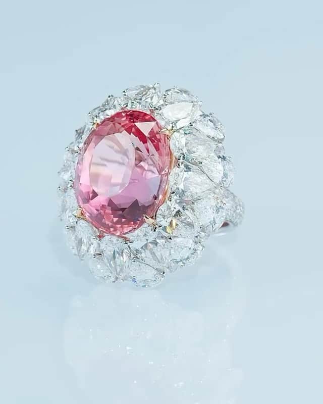 パット・マグラスのインスタグラム：「GEMSTONE GLOW  ✨💎✨ MAJOR  #inspiration by @vickiesek ✨💎✨#patmcgrathlabs」