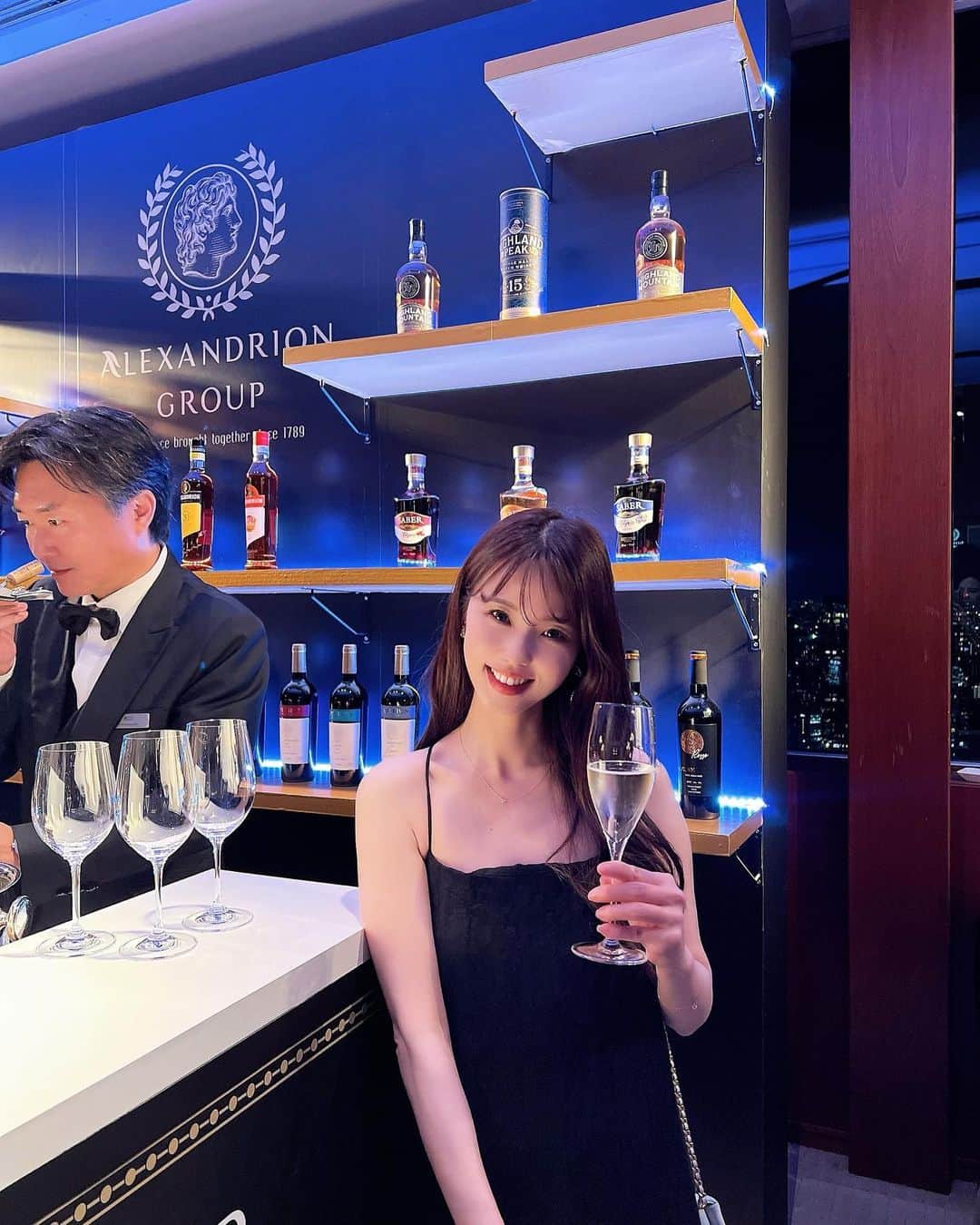 垰智子さんのインスタグラム写真 - (垰智子Instagram)「ルーマニアを代表するお酒 @alexandrion_group の 日本市場進出を記念したレセプションパーティにご招待頂き 参加して来たよ🥂 . ワインでルーマニアのイメージってなかなか無いと思うんだけど、 実は4000年の歴史を持つ重要なワイン生産国🇷🇴 . そして、アレクサンドリオングループは、ルーマニアで唯一のシングルモルトウィスキーの生産者でもあるの🥃✨ . しかも、広大な敷地での蒸留所、ワイナリーがある為、 今回のイベントでは、スパークリングワインから始まり 赤、白のワインにウィスキーやスピリッツとお酒がたくさん🍷 . まだ、行った事のないルーマニア🇷🇴 ワインの種類もすごく豊富で、ルーマニアを想像しながら飲むお酒はまた一段と美味しく楽しかった🥂✨ . . @carpathiansinglemalt  #alexandriongroup #carpathiansinglemalt #romanianspiritsproducer #alexandrionexperience #rheinextra #hyperionwines #champagne #wine #winelover #お酒 #alcohol #champagnelover #ルーマニアワイン #ワイン好き」10月29日 20時22分 - taotao_tomo