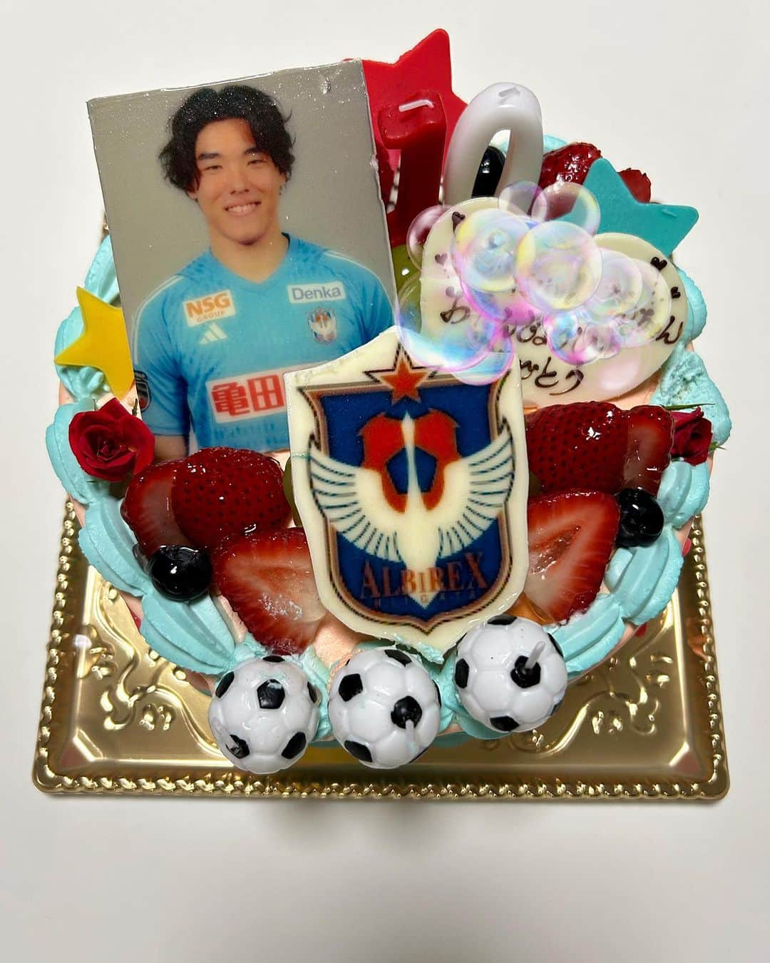 ミノルクリスのインスタグラム：「息子　大好きなものでバースデー🎂🎈 #albirex #小島亮介」