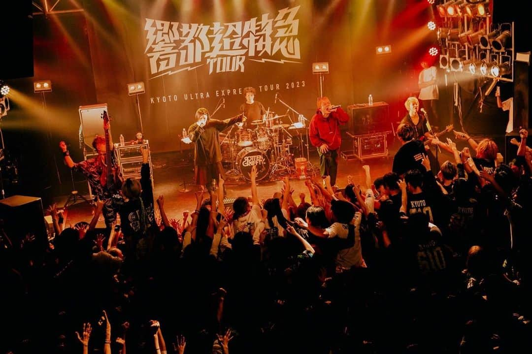 HIROSHIさんのインスタグラム写真 - (HIROSHIInstagram)「福岡DRUM LOGOS 響都超特急 TOUR ＝GUEST＝ Crossfaith 金属バット ほんま最高な1日になったよ。 各会場に来てくれたみんなほんまにありがとう！ 12月京都で待ってます♪  photo @kawado_photo」10月29日 20時32分 - hirorinq