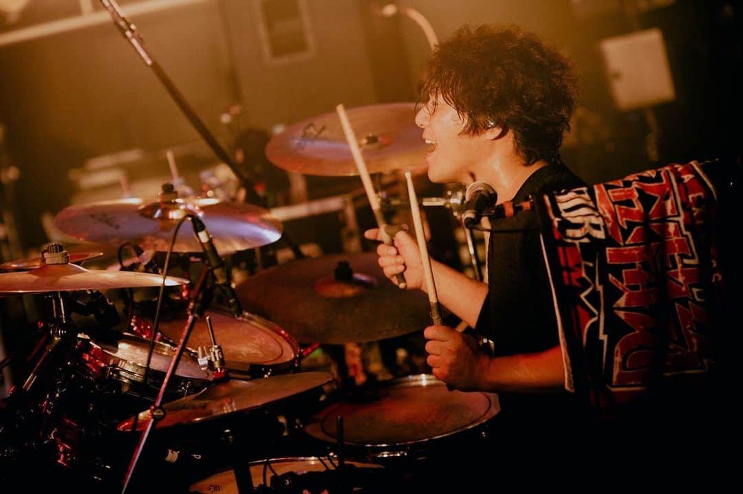 HIROSHIさんのインスタグラム写真 - (HIROSHIInstagram)「福岡DRUM LOGOS 響都超特急 TOUR ＝GUEST＝ Crossfaith 金属バット ほんま最高な1日になったよ。 各会場に来てくれたみんなほんまにありがとう！ 12月京都で待ってます♪  photo @kawado_photo」10月29日 20時32分 - hirorinq