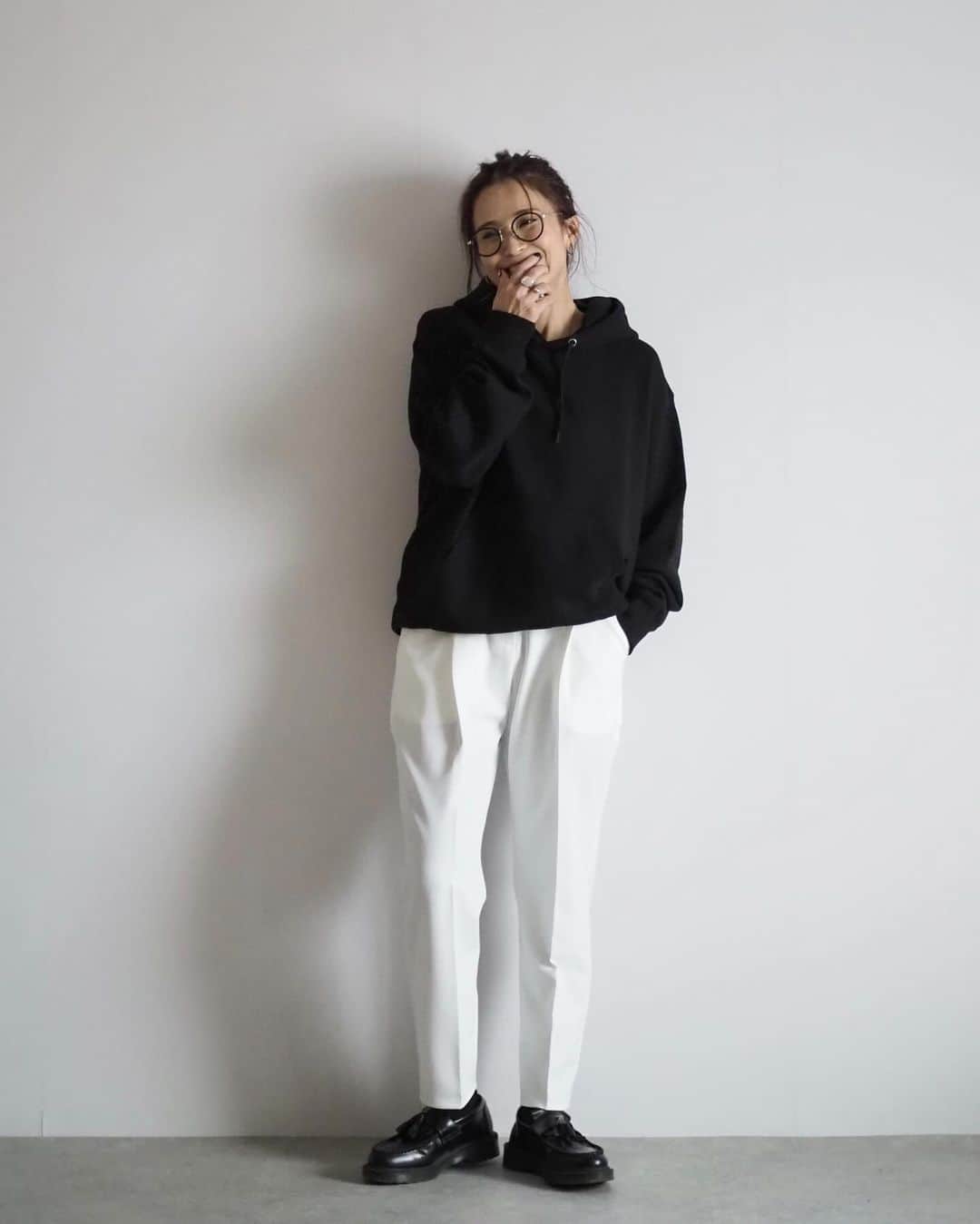 斎藤寛子さんのインスタグラム写真 - (斎藤寛子Instagram)「ANIECAでも大人気な定番のテーパードパンツ、 やっと昨日より再販売となりました🙋‍♀️🙏✨  新色2色も追加で、販売中です🚩  ゆとりあるのに、綺麗に脚が見える✨を叶えたパンツです！ 「最近、なんだかパンツがしっくりこない🤔」と思っていらっしゃる方、是非一度お試しください♡  ストレッチも効いていて、 ウエスト後にはゴムが入っています。  お洗濯も、自宅にてできます🙋‍♀️ (念の為、ネットに入れて下さいね)  ※カラーニットは今週発売予定のものです❤️💙  #pants @anieca_official   #anieca #テーパードパンツ」10月29日 20時26分 - hiroko4life