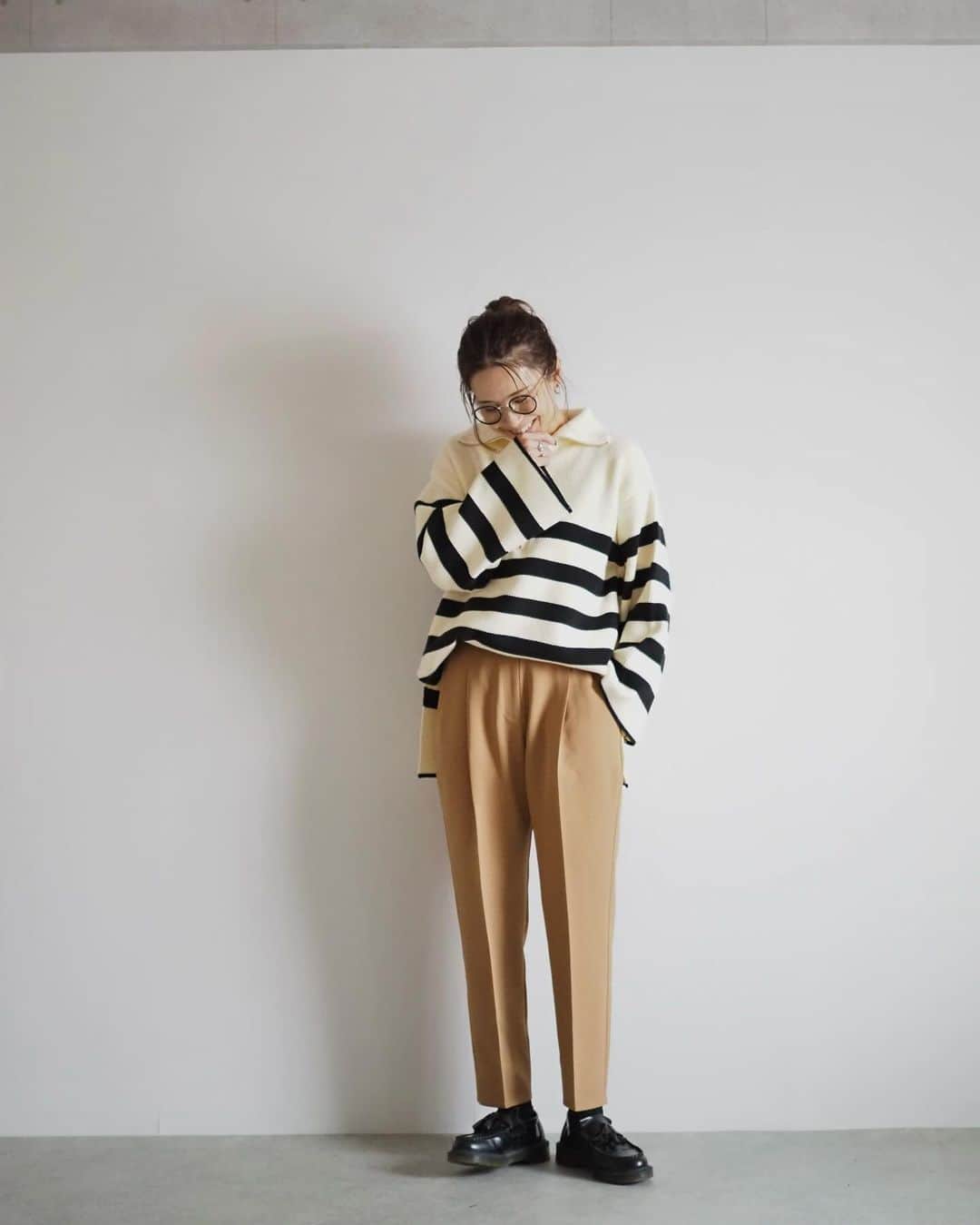 斎藤寛子さんのインスタグラム写真 - (斎藤寛子Instagram)「ANIECAでも大人気な定番のテーパードパンツ、 やっと昨日より再販売となりました🙋‍♀️🙏✨  新色2色も追加で、販売中です🚩  ゆとりあるのに、綺麗に脚が見える✨を叶えたパンツです！ 「最近、なんだかパンツがしっくりこない🤔」と思っていらっしゃる方、是非一度お試しください♡  ストレッチも効いていて、 ウエスト後にはゴムが入っています。  お洗濯も、自宅にてできます🙋‍♀️ (念の為、ネットに入れて下さいね)  ※カラーニットは今週発売予定のものです❤️💙  #pants @anieca_official   #anieca #テーパードパンツ」10月29日 20時26分 - hiroko4life