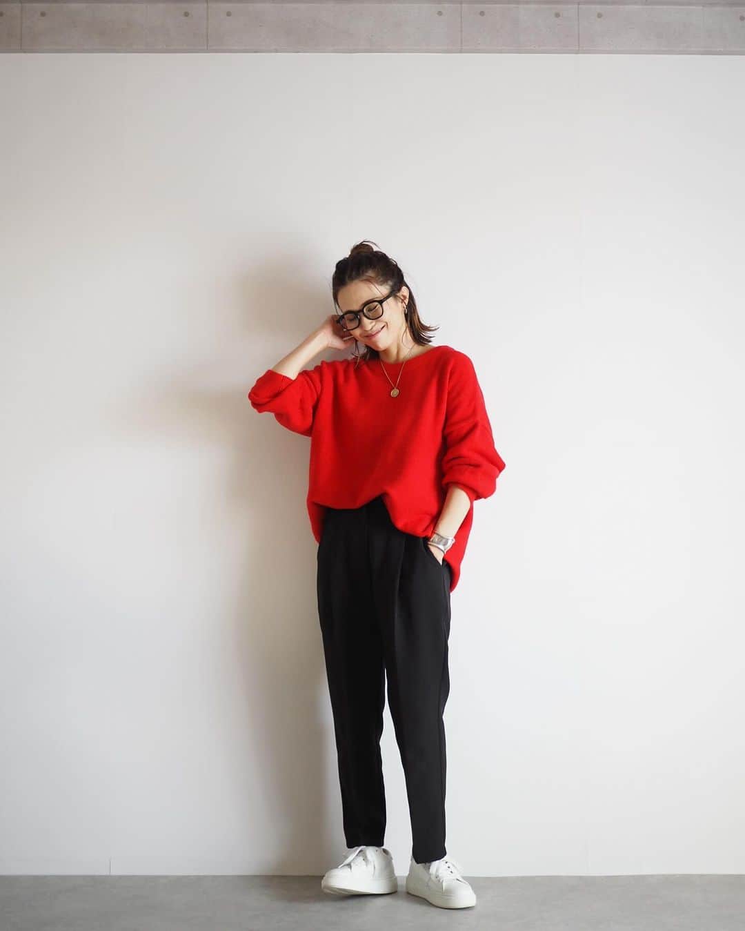 斎藤寛子のインスタグラム：「ANIECAでも大人気な定番のテーパードパンツ、 やっと昨日より再販売となりました🙋‍♀️🙏✨  新色2色も追加で、販売中です🚩  ゆとりあるのに、綺麗に脚が見える✨を叶えたパンツです！ 「最近、なんだかパンツがしっくりこない🤔」と思っていらっしゃる方、是非一度お試しください♡  ストレッチも効いていて、 ウエスト後にはゴムが入っています。  お洗濯も、自宅にてできます🙋‍♀️ (念の為、ネットに入れて下さいね)  ※カラーニットは今週発売予定のものです❤️💙  #pants @anieca_official   #anieca #テーパードパンツ」