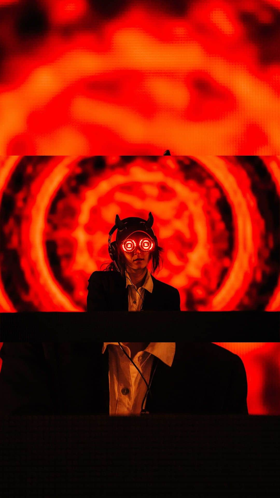 REZZのインスタグラム：「Spiraling through the final night with the queen of the night! 😵‍💫 @officialrezz」