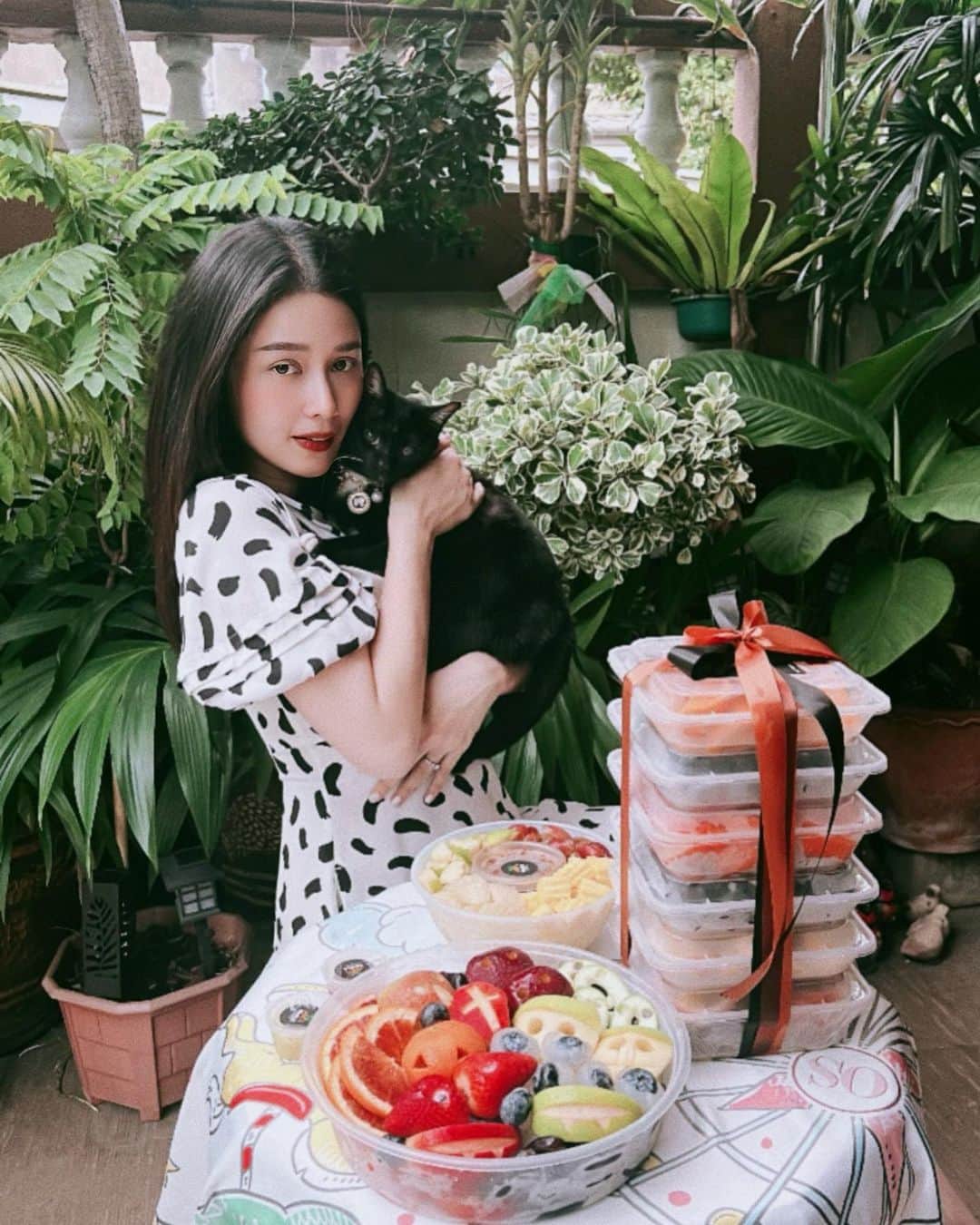 アミーナ・ピニットのインスタグラム：「Halloween is coming 🎃 🕯️  สั่งผลไม้มากินกัน 🫐🖤 @simplefruitsofficial」