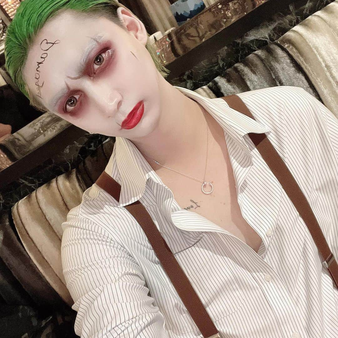 ダーウィン廉のインスタグラム：「ハロウィンイベント🎃🤡 • • • • •  #今日好きになりました   #今日好き  #オールホワイト   #職業イケメン  #エアグル   #エアーグループ   #モデル  #サロンモデル   #サロモ  #ホスト  #ホストクラブ   #ホスト狂い  #ホスト初回  #初回   #初回指名  #指名 #担当  #担当探し    #藤井流星  #歌舞伎町  #歌舞伎町ホスト   #キャバ嬢  #キャバクラ   #コンカフェ  #コンカフェ嬢   #新宿  #新宿歌舞伎町    #シャンパン   #シャンパンタワー」