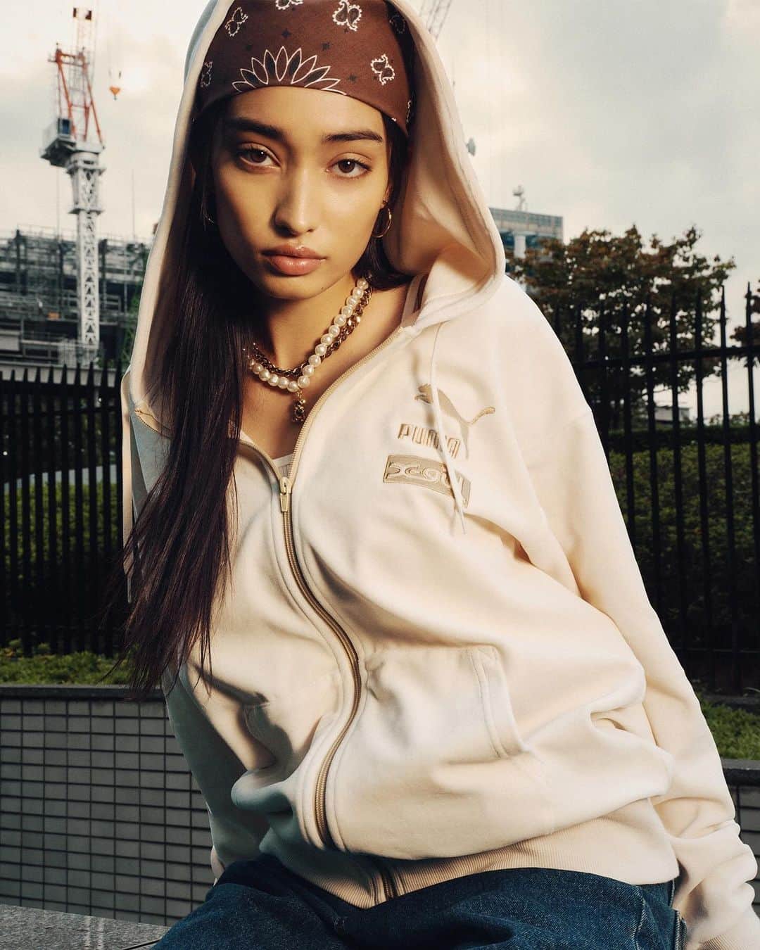 のインスタグラム：「． 【 X-girl × PUMA 】  レディースストリートウエアブランド「X-girl(エックスガール)」と世界有数のスポーツブランド「PUMA(プーマ)」のコラボレーションアイテムを11/3(金)より発売。発売に先駆け10/27(金)より先行予約の受付を開始いたします。  本コラボレーションは、2000年のPUMA ARCHIVE CATALOGに掲載された、ベロアのトラックジャケットから着想を得ました。アッパーにベロア素材を使用したスニーカーは、X-girlロゴが透けて見えるクリアのアウトソールがポイント。ダブルネームのパッチやX-girlロゴのチャームが付いたエクスクルーシブな一足になっています。X-girl、PUMAそれぞれのロゴが大きく施されたフーディーにもベロア素材を採用。生地とロゴの刺繍をワントーンにすることで、どんなシーンでも使いやすいアイテムに仕上げました。  X-girl × PUMA SUEDE CLASSIC XXI　¥14,300(税込) X-girl × PUMA ZIP UP VELOUR HOODIE　¥14,300(税込)  発売日：11/3(金) ※10/27(金)より先行予約の受付を開始いたします。 販売店舗：日本国内のX-girl、XLARGE/X-girl店舗(アウトレット店舗を除く)、XLARGE那覇、calif SHIBUYA、X-girlオンラインストア、プーマストア原宿キャットストリート、プーマストア大阪、プーマオンラインストア  #xgirl #xgirljp #エックスガール #puma #プーマ」
