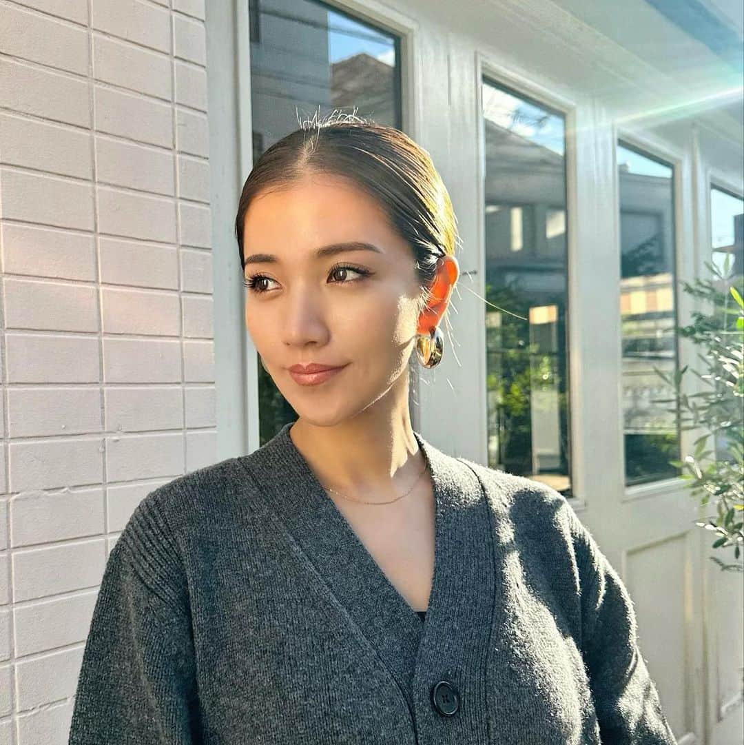 上原歩のインスタグラム：「* 秋晴れ🍂気持ち良い日でした。 少しだけ遠出して新しい場所にいくとそれだけで気分が晴れやかです。  アイメイクのご質問をたくさんいただくのですがなかなか撮れずなので、かけ直したまつ毛パーマのお話ししちゃいます。  今回とっても綺麗に仕上がって大大大満足 黒目までは自まつ毛パーマのみ 目尻にエクステを40本ほど足してもらいました。 マスカラ塗らなくてもいいくらい綺麗にパーマがかかって どこからエクステだか分からないくらい上手で感動しています🤍 パーマかけてからのエクステがほんとうにおすすめ！  早々にお気に入りのアイシャドウおすすめししたいです🕊️  ・ _______________________________________________  #love #life #loveislove #eyelash  #lovecurl #まつ毛パーマ #エクステ」