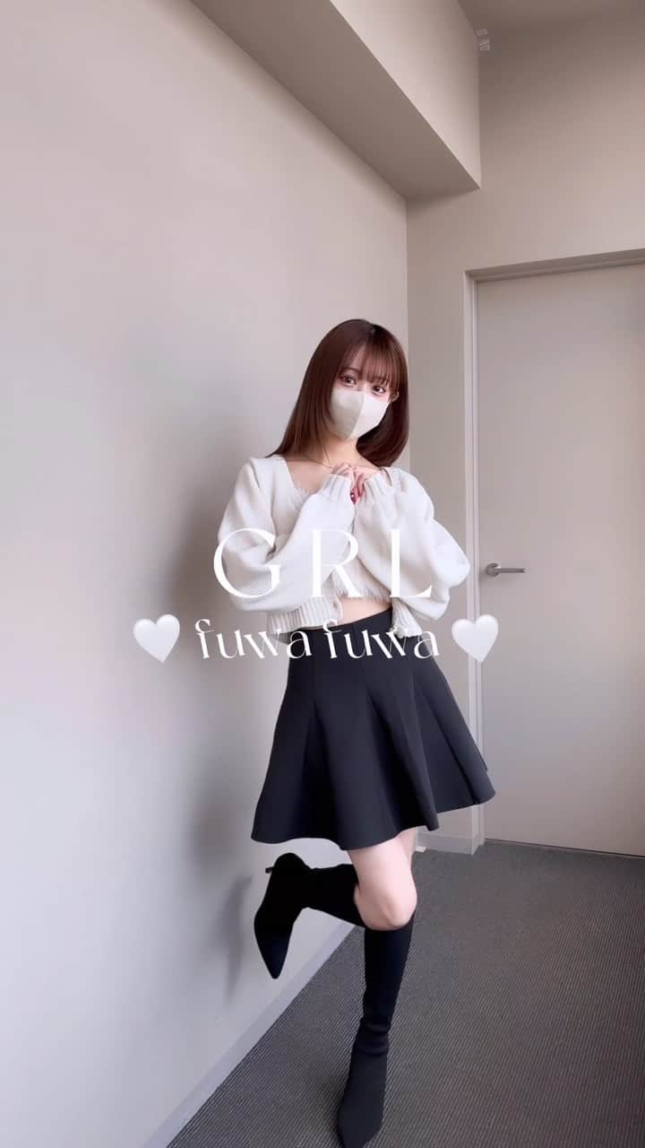 Ayanaのインスタグラム：「all GRLの " ふわふわコーデ " ‎🤍‎🤍‎🤍 ⁡ camisole : pm336 cardigan : rut883 skirt : at1747 ⁡ ふわふわのキャミソールをインナーに ショート丈のカーディガンとフレアスカートを合わせて THE 女の子なコーデに🤭🪽 モノトーンだけどガーリーが可愛いよねぇ.. ♡♡ ⁡ @grl_official  ⁡ ⁡ #GRL #グレイル #プチプラ #プチプラコーデ #grl購入品 #grlコーデ #グレイル購入品 #グレイルコーデ  #ファー #キャミソールコーデ #フレアスカート #スカート #ガーリーコーデ #ディズニーコーデ #おそろコーデ」