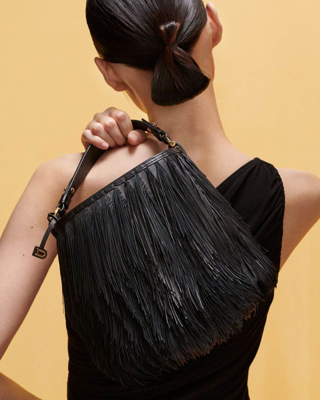 デルボーのインスタグラム：「Sublime tension.⁣ ⁣ The soft graze of leather against the skin. The playful swish of fringe. The Josephine, crafted in ultrasoft fringed Supple Calf, seduces with a captivating swirl of movement. ⁣ ⁣ #Delvaux」