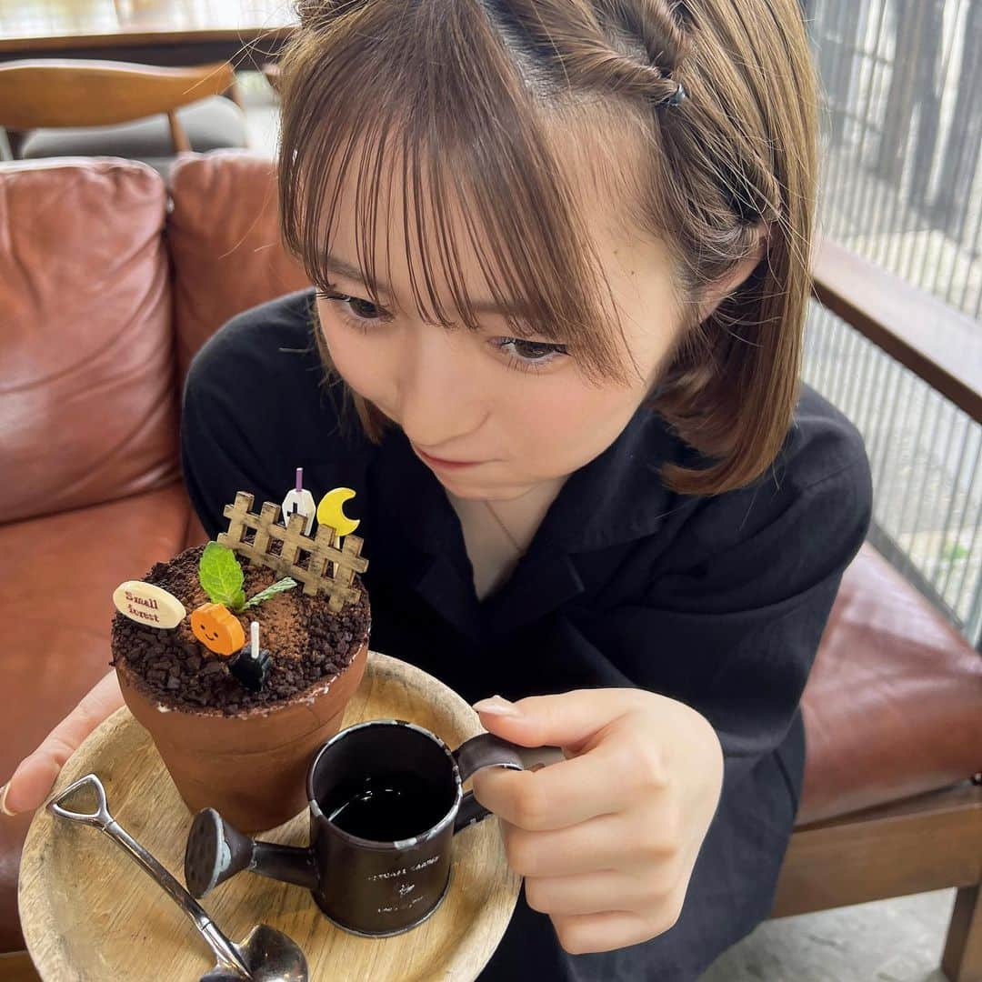 右近心優さんのインスタグラム写真 - (右近心優Instagram)「ママとカフェ行ったときの🧸 植木鉢の見た目やけどこれ実はティラミスなの!! 可愛いし美味しかった♡   #cafe  #カフェ  #カフェ巡り   #ティラミス  #植木鉢ティラミス   #熊本  #熊本カフェ」10月29日 20時30分 - miyu_.0913