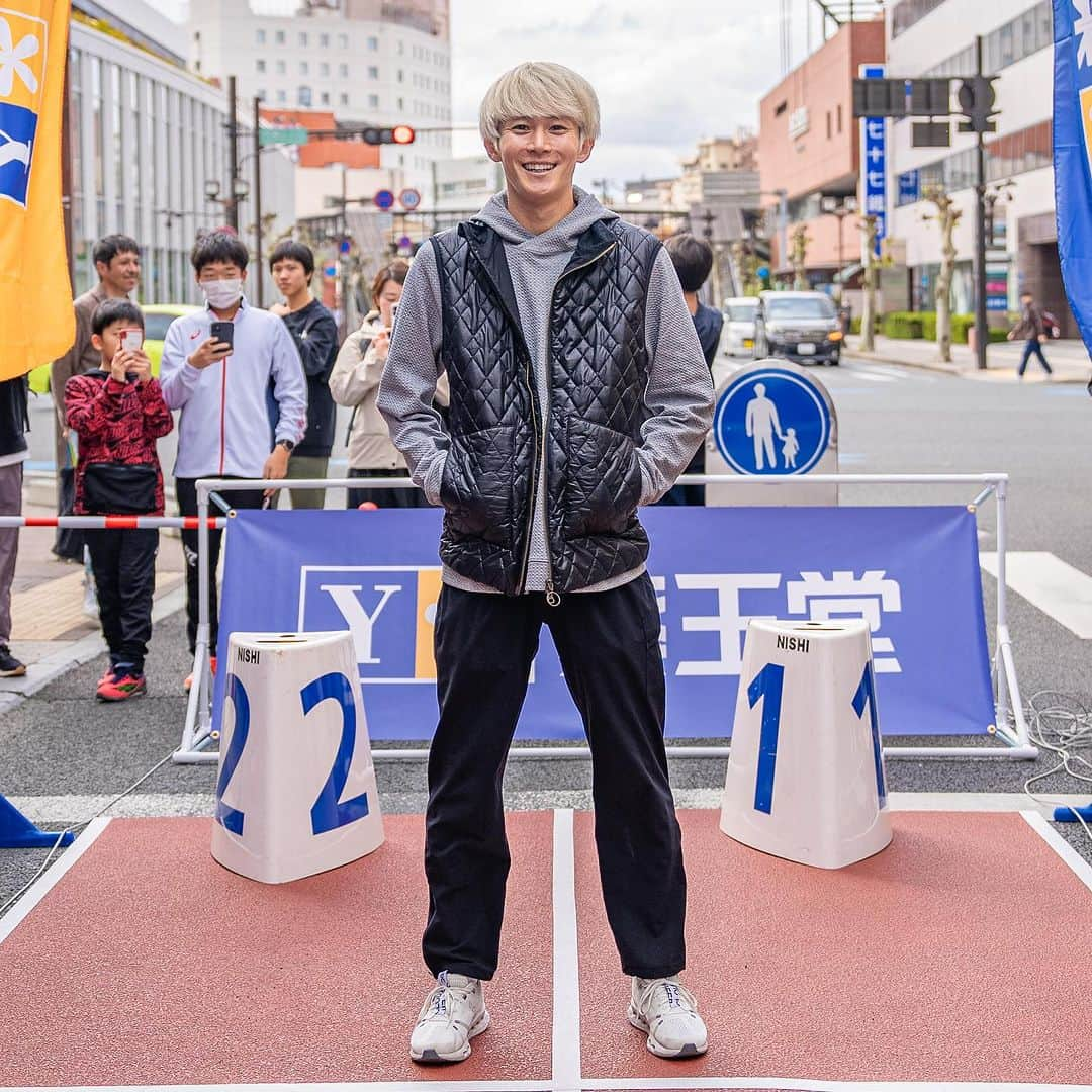 三津家貴也のインスタグラム：「. 本日は薬王堂ランニングフェスティバルin盛岡！！ 皆さんお集まりいただきありがとうございました☺️ 「頑張るモチベーションです！」 「SNS見ていつも走ってます！」 とかお声いただいたんですが、僕がいつもその声に元気をもらっております🫡 今回は選挙カーでの街頭演説や商店街のど真ん中で活動させてもらったりとても貴重な経験となりました。 薬王堂さん、TwoLapsさん、多くの関係者の方々に大感謝です🥺🙏 またこうやって年代、性別問わずみんなが笑顔になれる機会をたくさん作っていきたい！！ Photo by @ryo_0526 & @reiji_0819  #ランニングフェスティバル #盛岡 #薬王堂 #岩手 #選挙カー #水戸黄門漫遊マラソン #も応援してた」