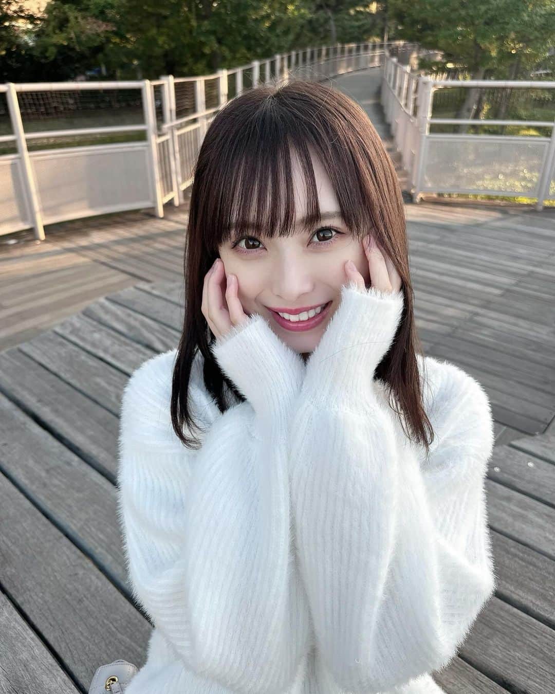 梅山恋和のインスタグラム：「白ニット🤍  沢山着よ〜っと  .  .  #秋#秋冬コーデ#ニットコーデ#白ニット#ニットワンピ」